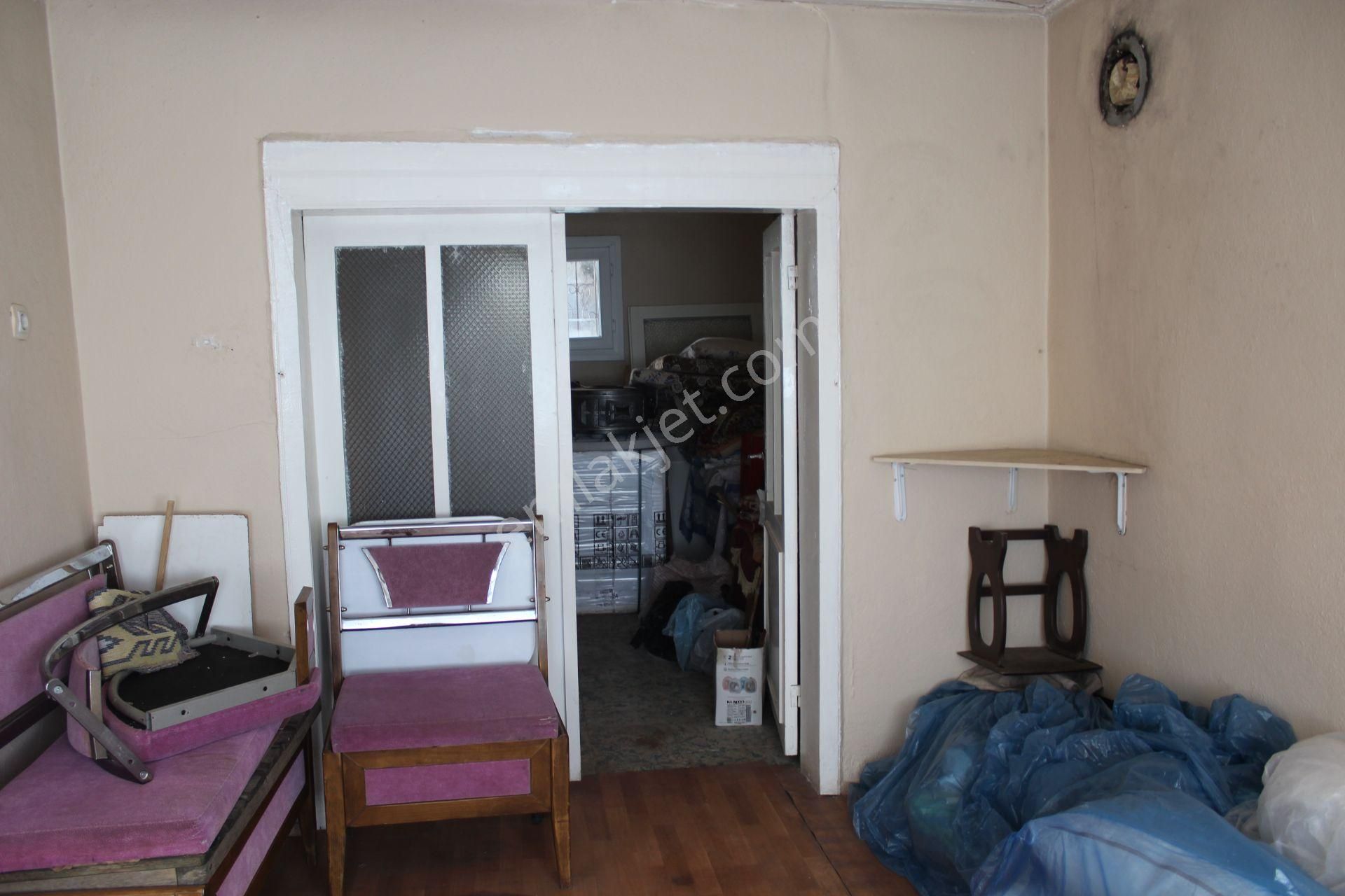 Ayvada'dan Ayvalık Merkez'de Tek Katlı Avlulu 2+1 Müstakil Ev - Görsel 8