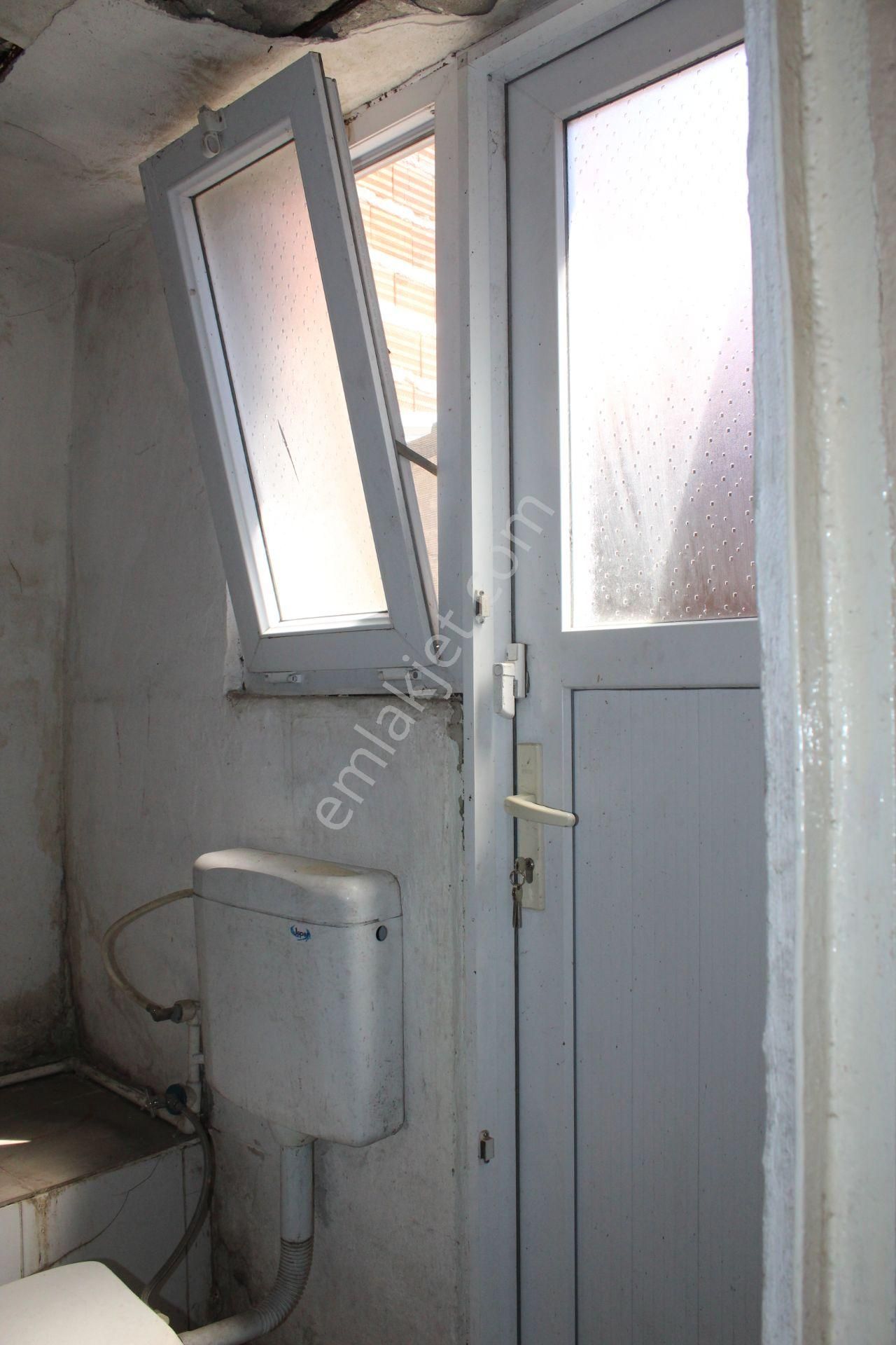 Ayvada'dan Ayvalık Merkez'de Tek Katlı Avlulu 2+1 Müstakil Ev - Görsel 20