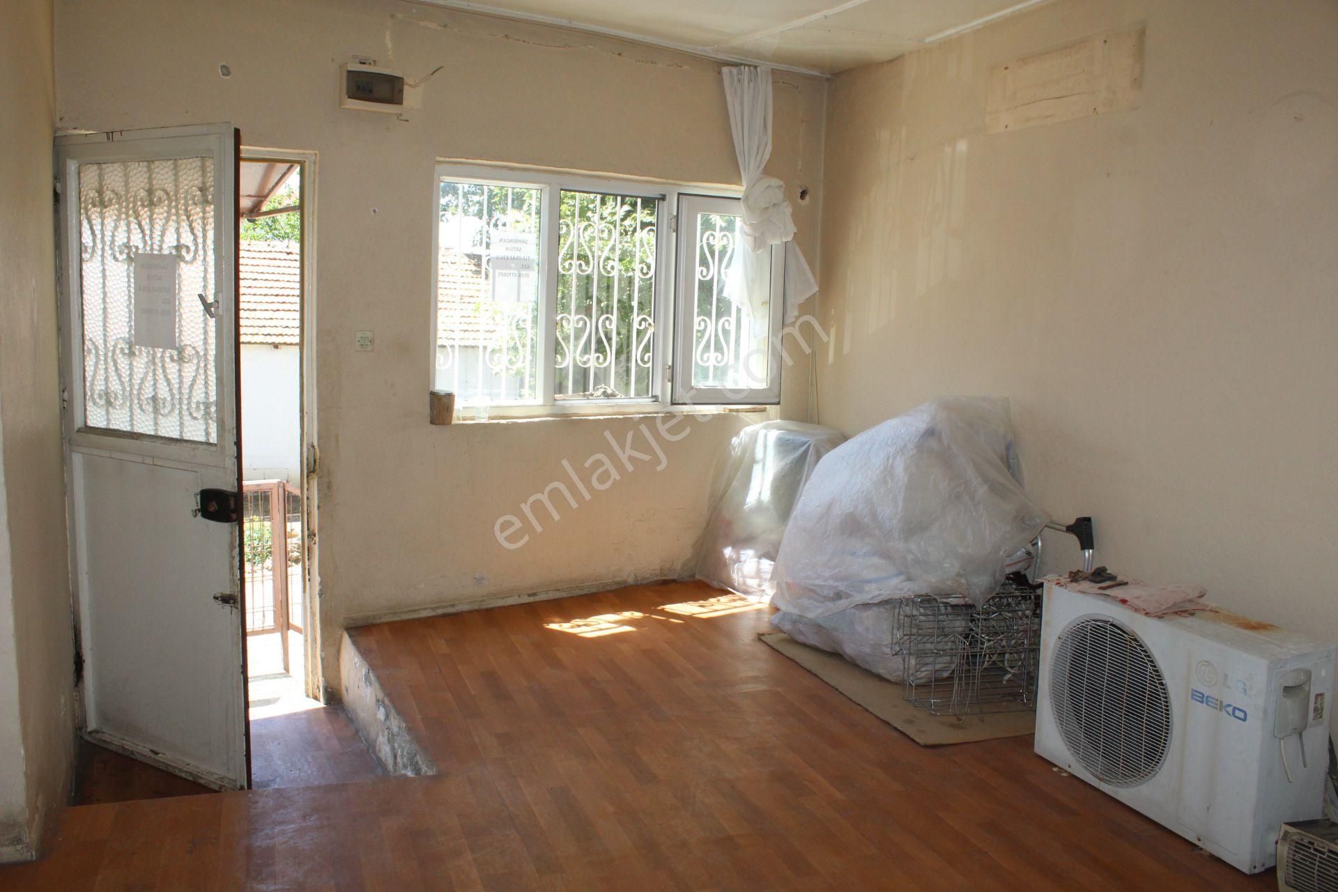 Ayvada'dan Ayvalık Merkez'de Tek Katlı Avlulu 2+1 Müstakil Ev - Görsel 4