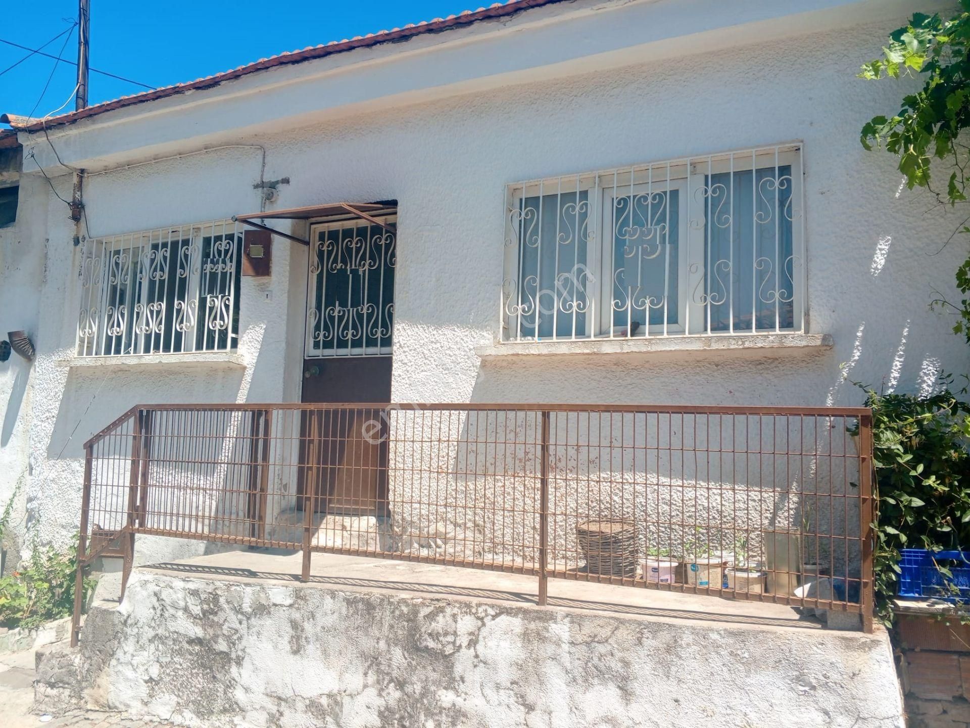 Ayvada'dan Ayvalık Merkez'de Tek Katlı Avlulu 2+1 Müstakil Ev - Görsel 2