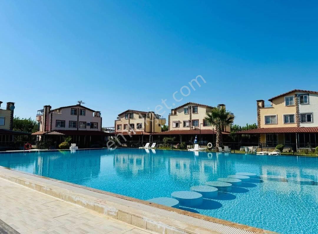 Kuşadası Davutlar Sahilinde Havuzlu 3+1 Yazlık