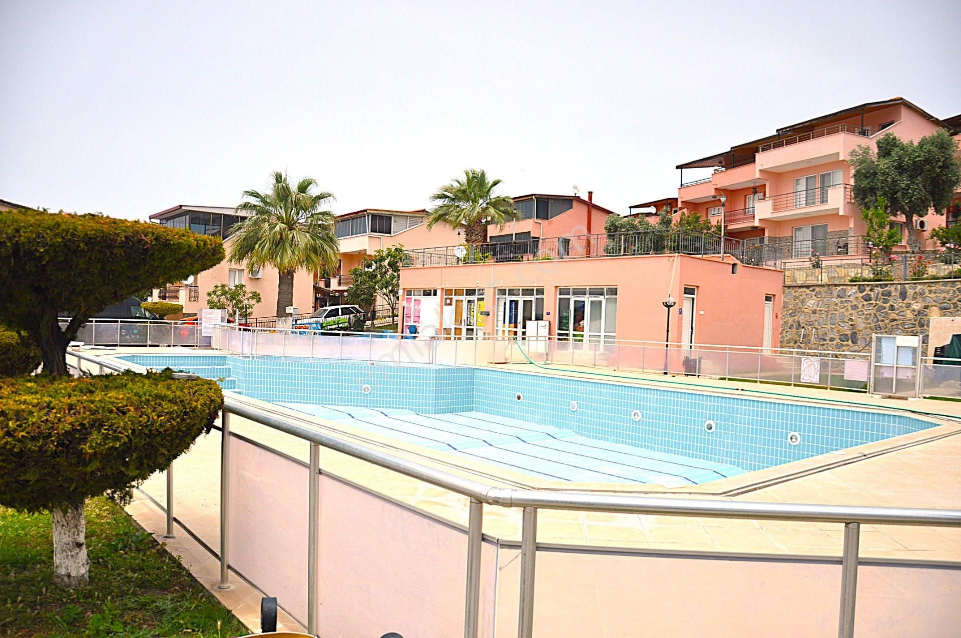 Kuşadası Kadınlar Denizinde Ful Eşyalı 4+1 Havuzlu Sitede Tripleks
