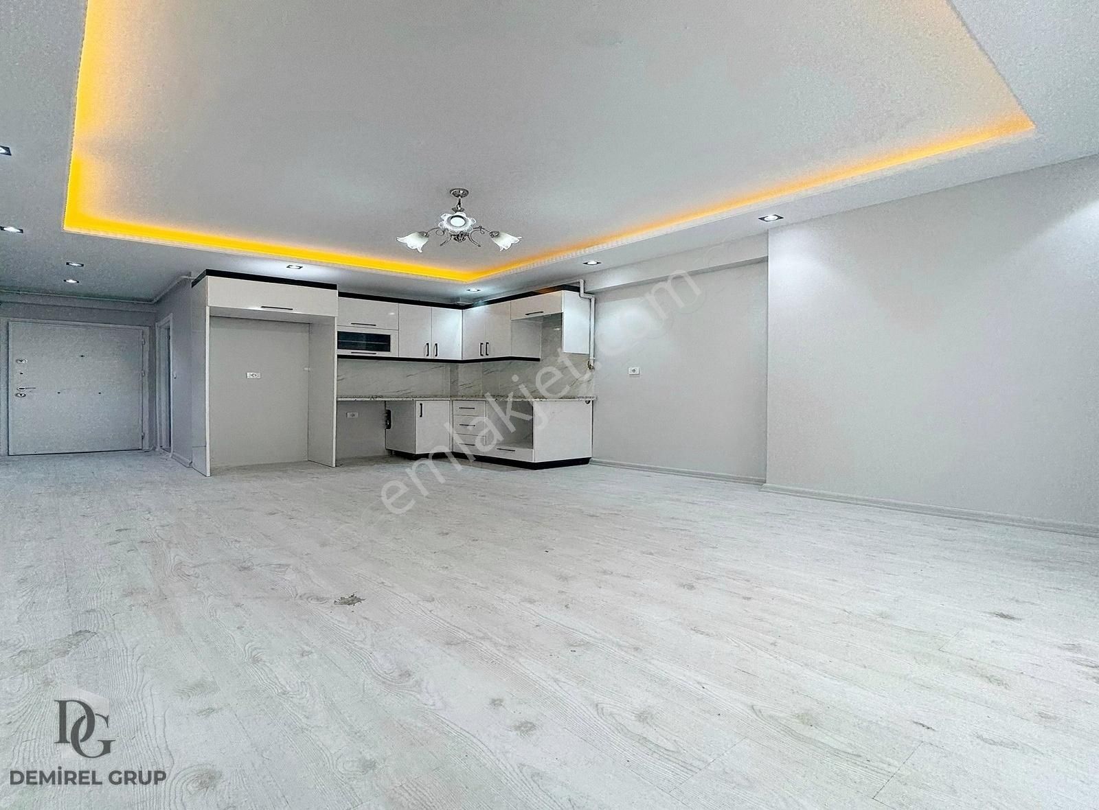 Metrobüse Yakın Site İçerisinde Güvenlikli Lüks Satılık Daire