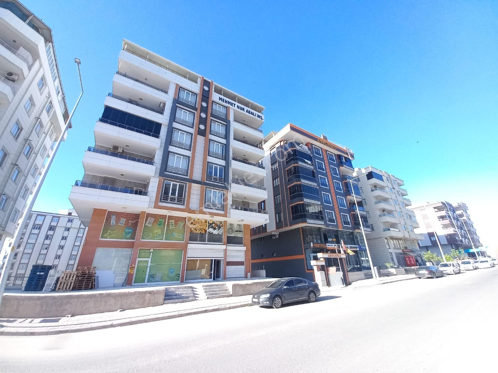 Kültür Emlaktan İkinci 35 Metre Yolunun Son Durağında Cadde Üstü 5 Odalı Uygun Fiyata Daire!