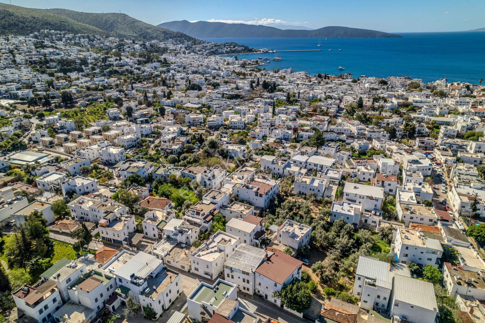 Bodrum Merkez'de, Ayrı Mutfaklı, Satılık, Ara Kat Daire