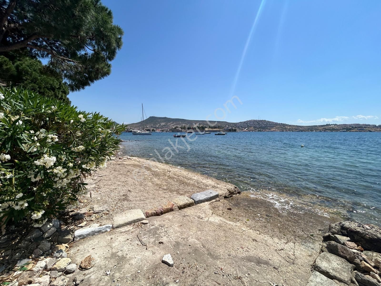 Eski Foça Merkezde Denize 50 Metre Satılık Bahçeli Daire