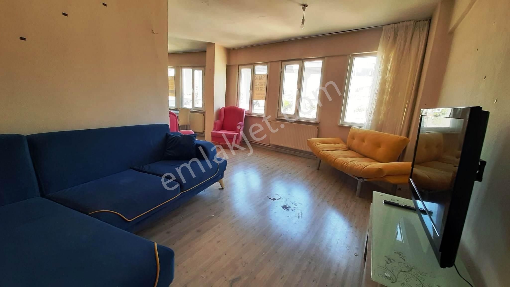 Bulan'dan Ortaköy'de Caddeye Yakın Eşyalı Geniş 2+1 Daire