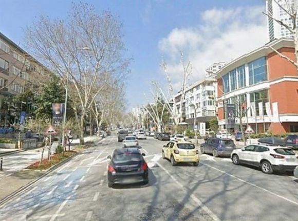 Çiftehavuzlar'da Muhteşem Lokasyonda Site İçinde 3 Katlı Villa