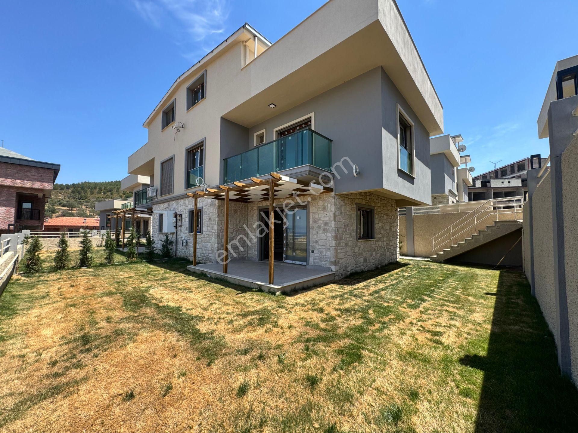 İzmir Yenifoça'da Satılık 3+1 Villa