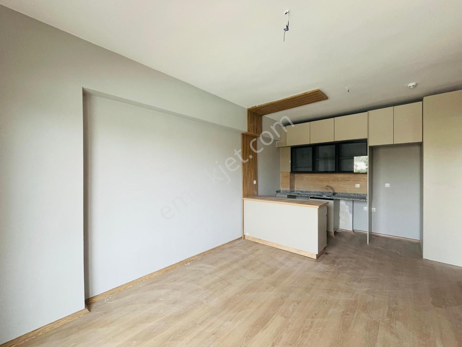 Ethereal'den Kocahasanlıda Denize Yakın Havuzlu Sitede Geniş 1+1