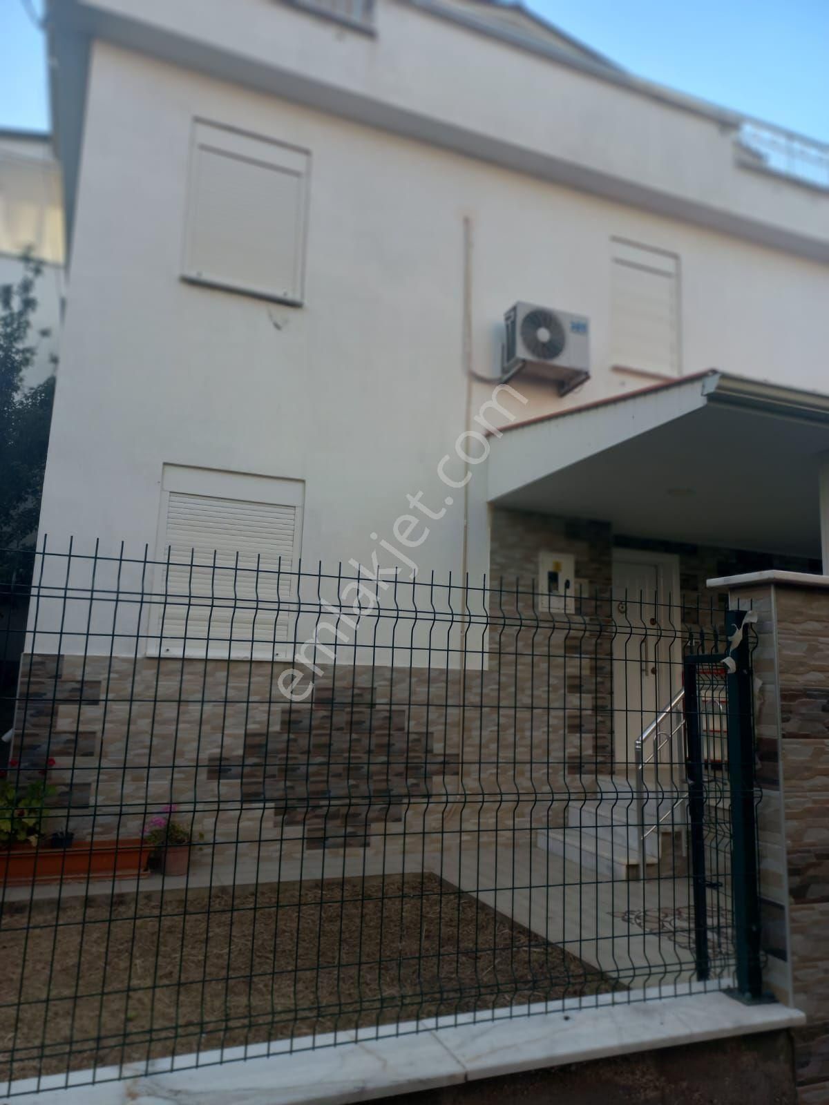 Asil Emlaktan Boğazkent Sahile Yakın Sera Sitesinde Satılık Yazlık