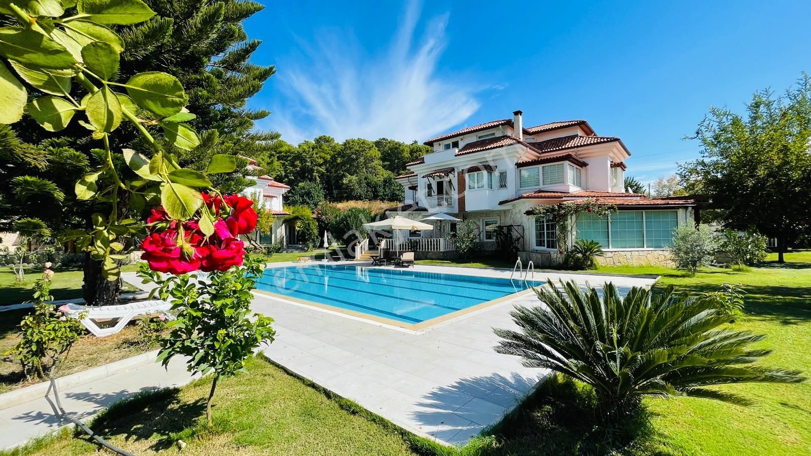Kemer Kiriş'te Satılık Tripleks Geniş Villa