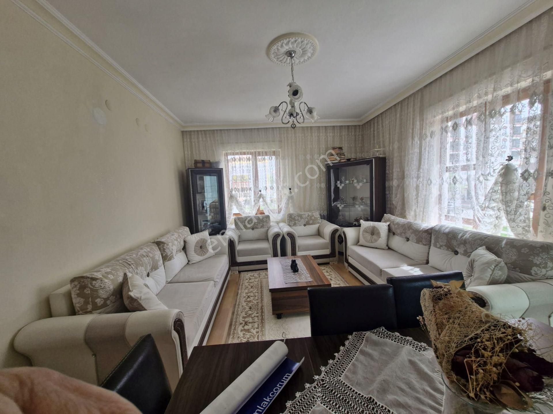 Gülabibey Mahallesi Cuma Pazarı Yakınında Batı Ve Güney Cepheli Arakat Daire