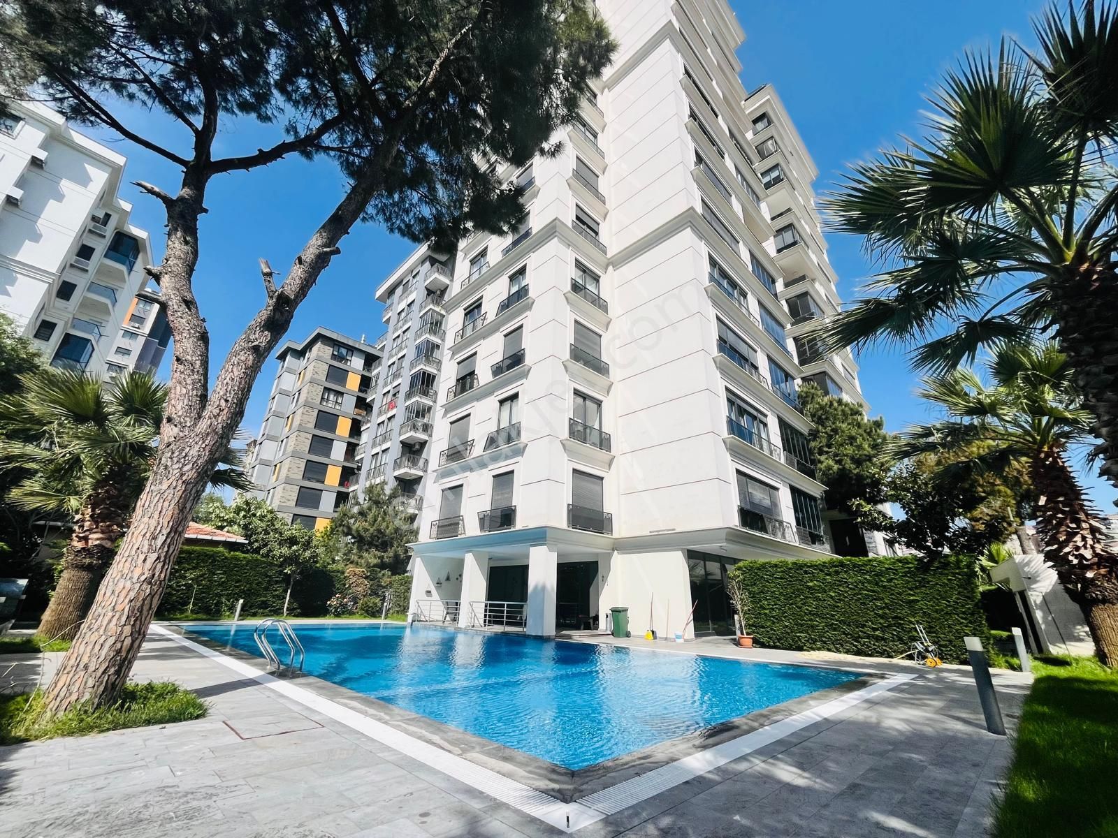 Bostancıda Deniz Manzaralı Yüzme Havuzlu Güvenlikli 4+1