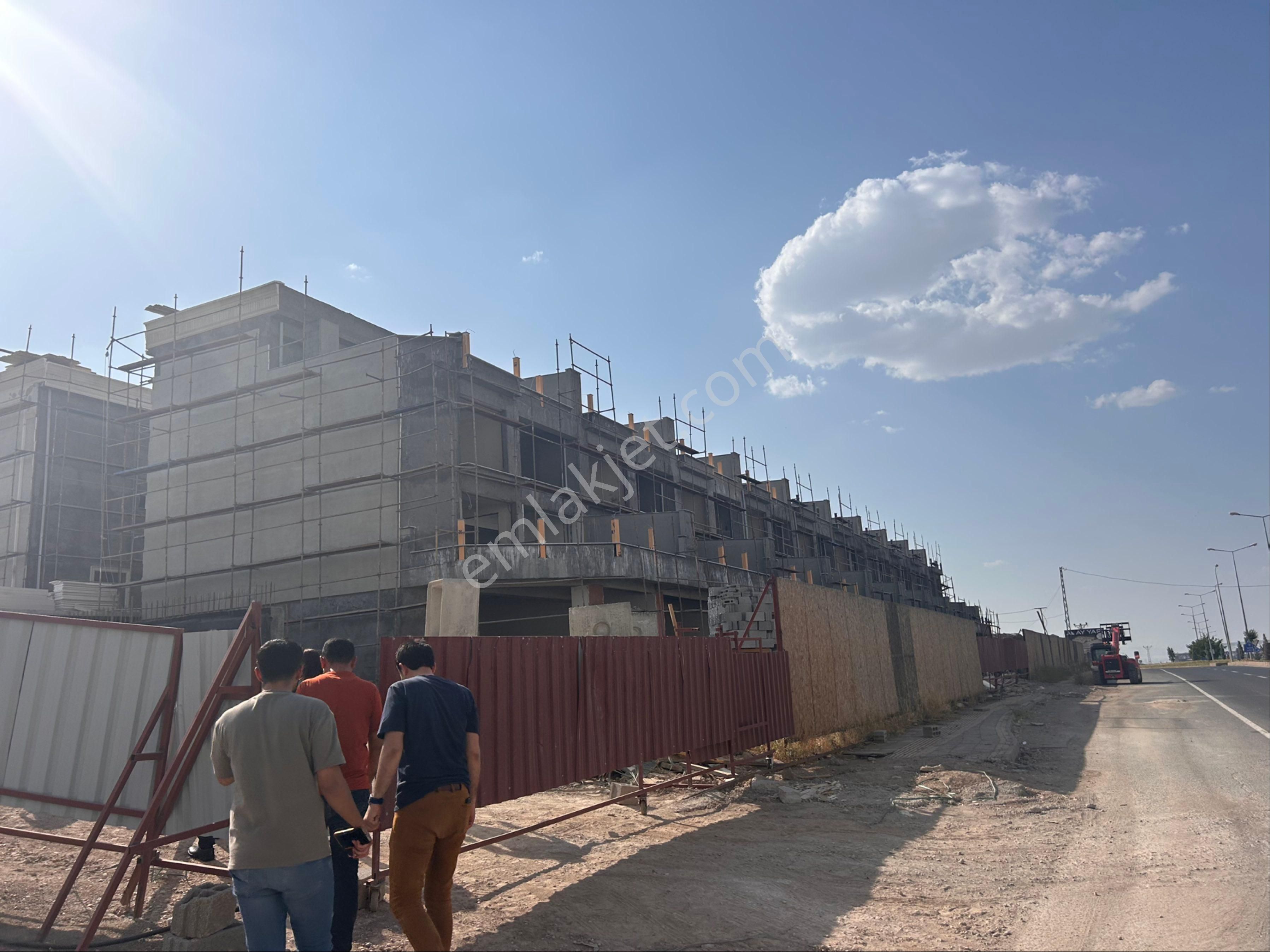 Ay Yapı Villalarında Dükkan Üstü Köşe Villamız Satılıktır