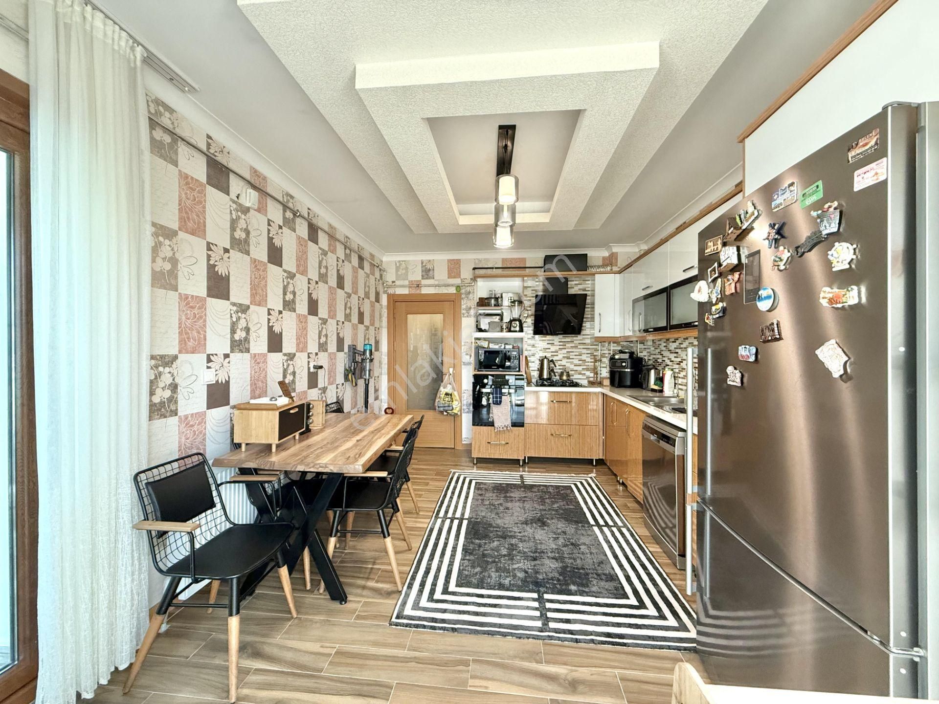 Kalecik Emlak'tan Merkez Mh'de Cadde Üzeri Güney Cephe 4+1 185m²