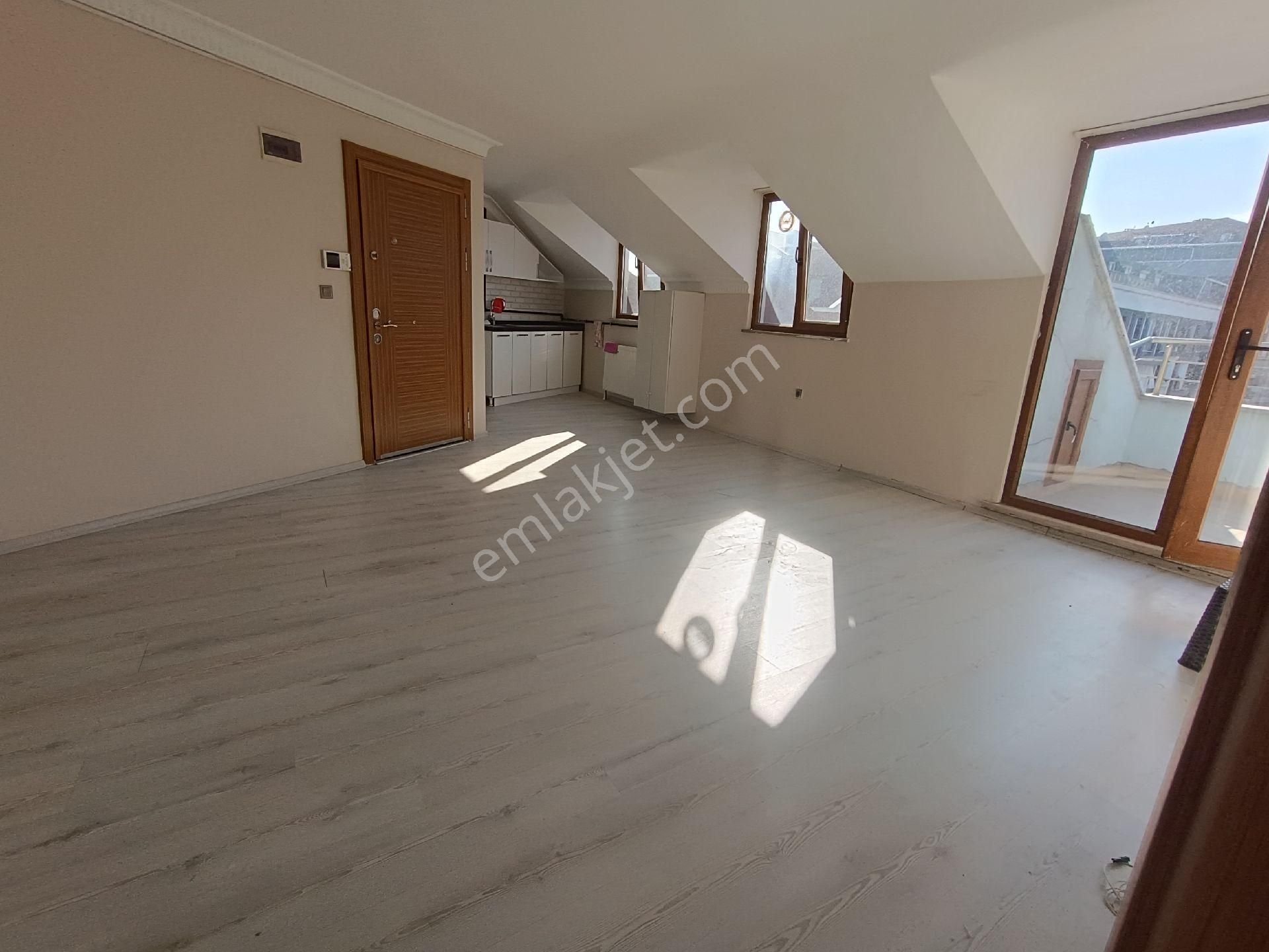 Kavak Merkez'de 1+1 Kiralık Teras Kat Çatı Kat