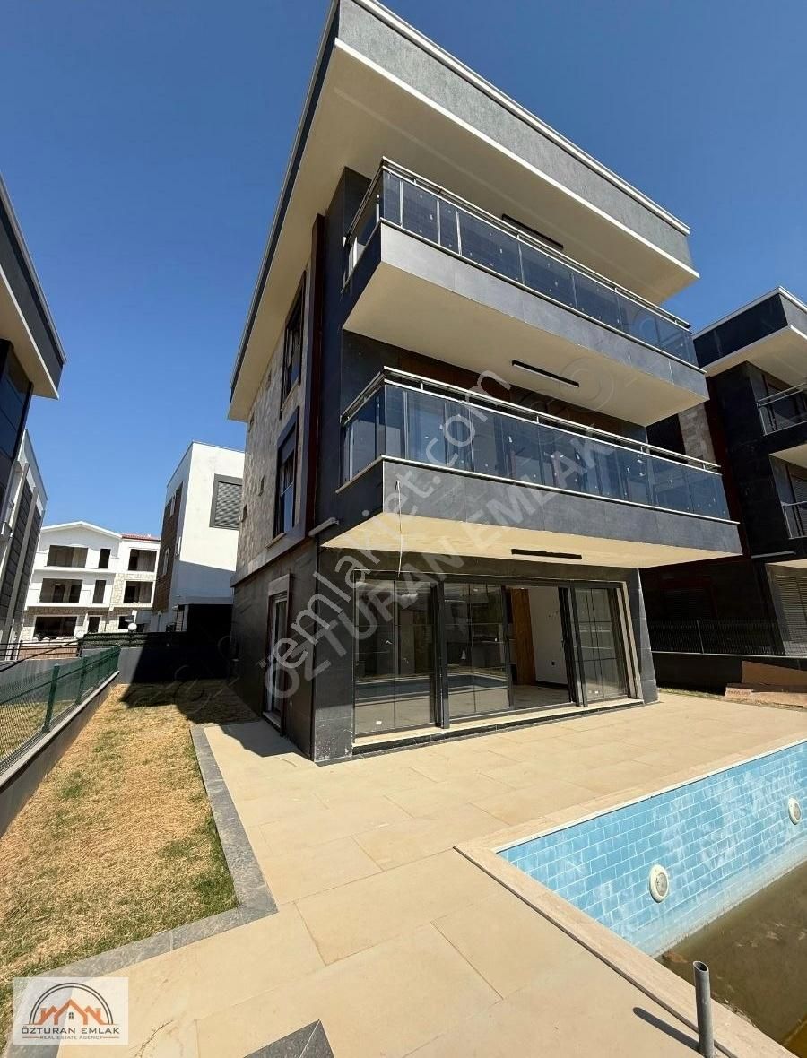 Kuşadası Davutlar'da 5+1 Asansörlü Triblex Sıfır Villa