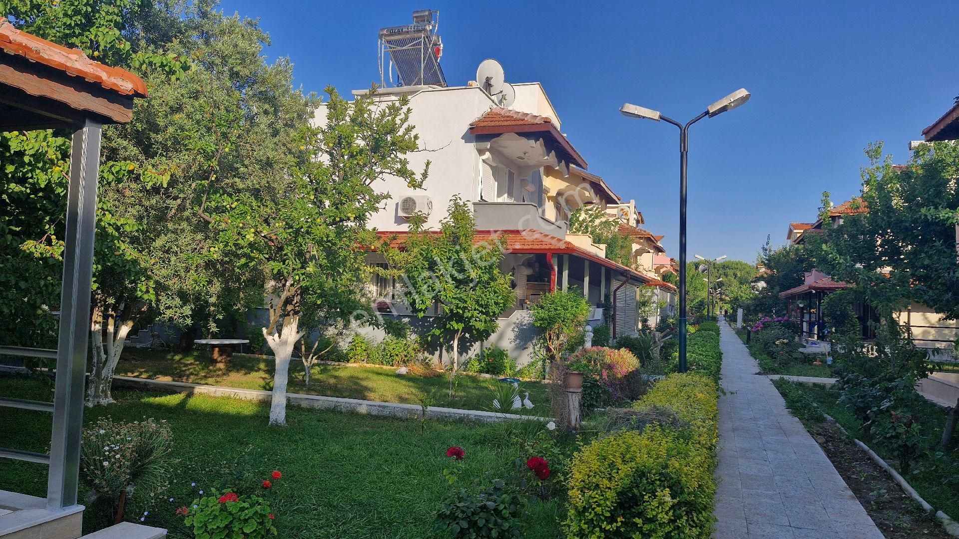 İzmirin İncisi Dikili Salihleraltında Seçkinler Sitesinde Yeşillikler İcinde Satılık Dubleks Villa.