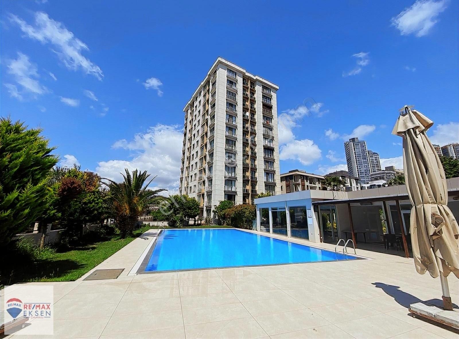 Ataşehir Site İçi Boş Metroya 350 Mt Şerefiyeli Satılık 3+1
