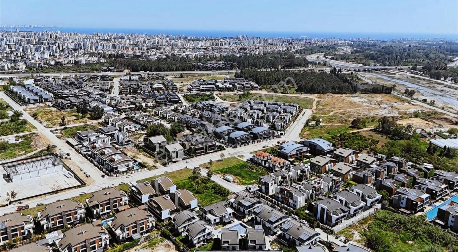 Özel Kapalı Otoparklı 5+1 Site İçinde Geniş Ferah Satılık Villa
