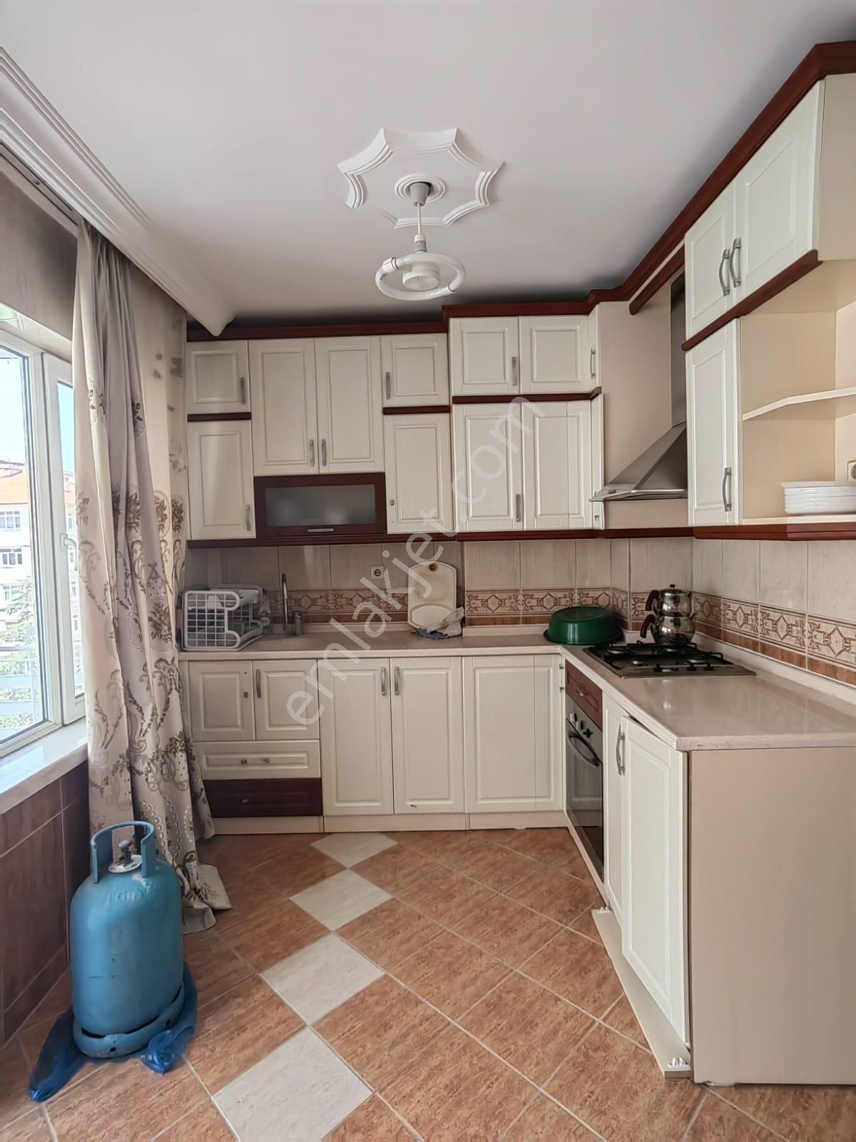 Akçay Emlak'tan Akşehir Yıldırım İlkokulu Civarında Bakımlı Ara Kat Satılık 3+1 Daire