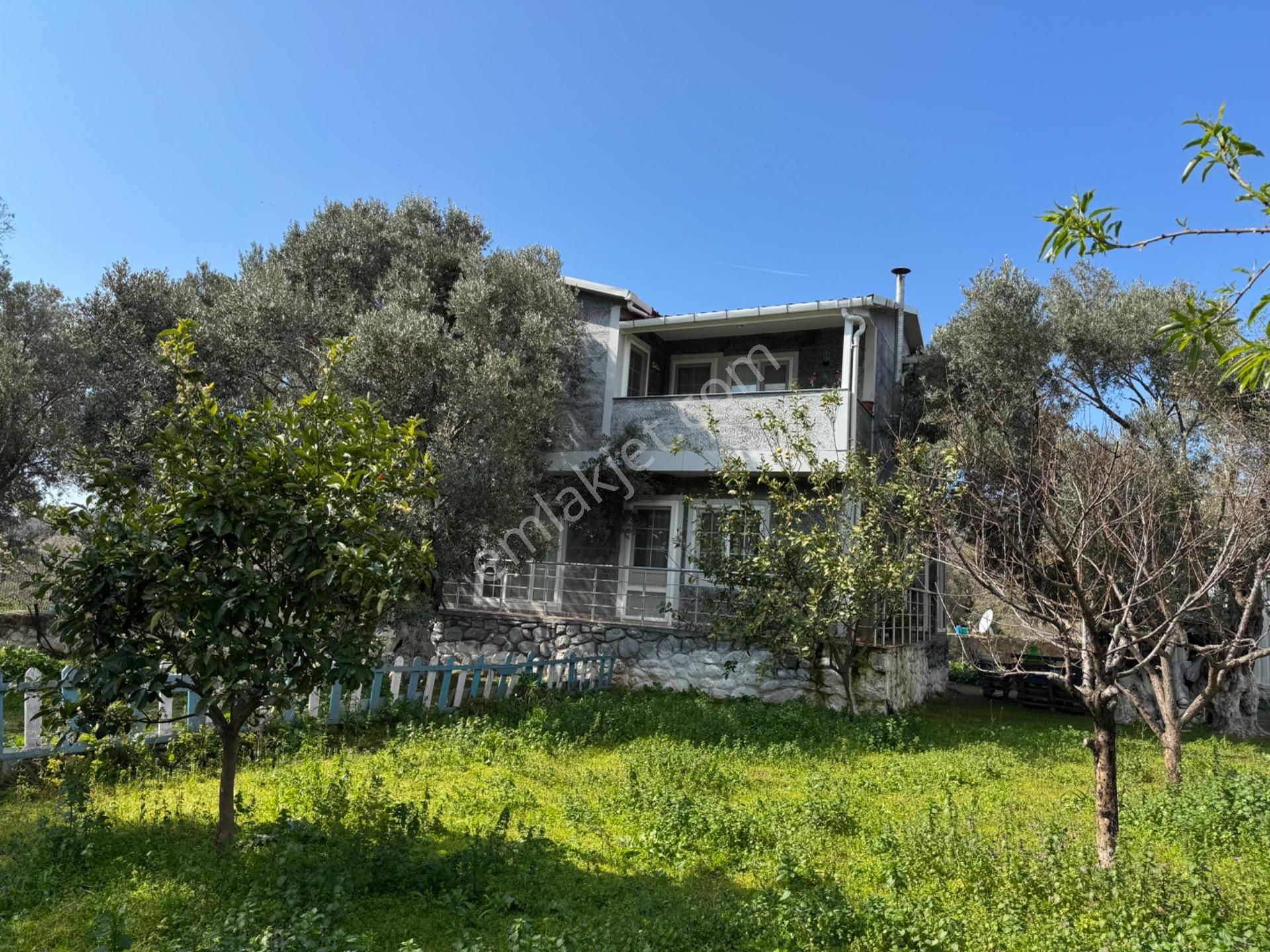 Urla Zeytineli Köyünde İçerisinde Dublex Evi Olan Zeytinlik
