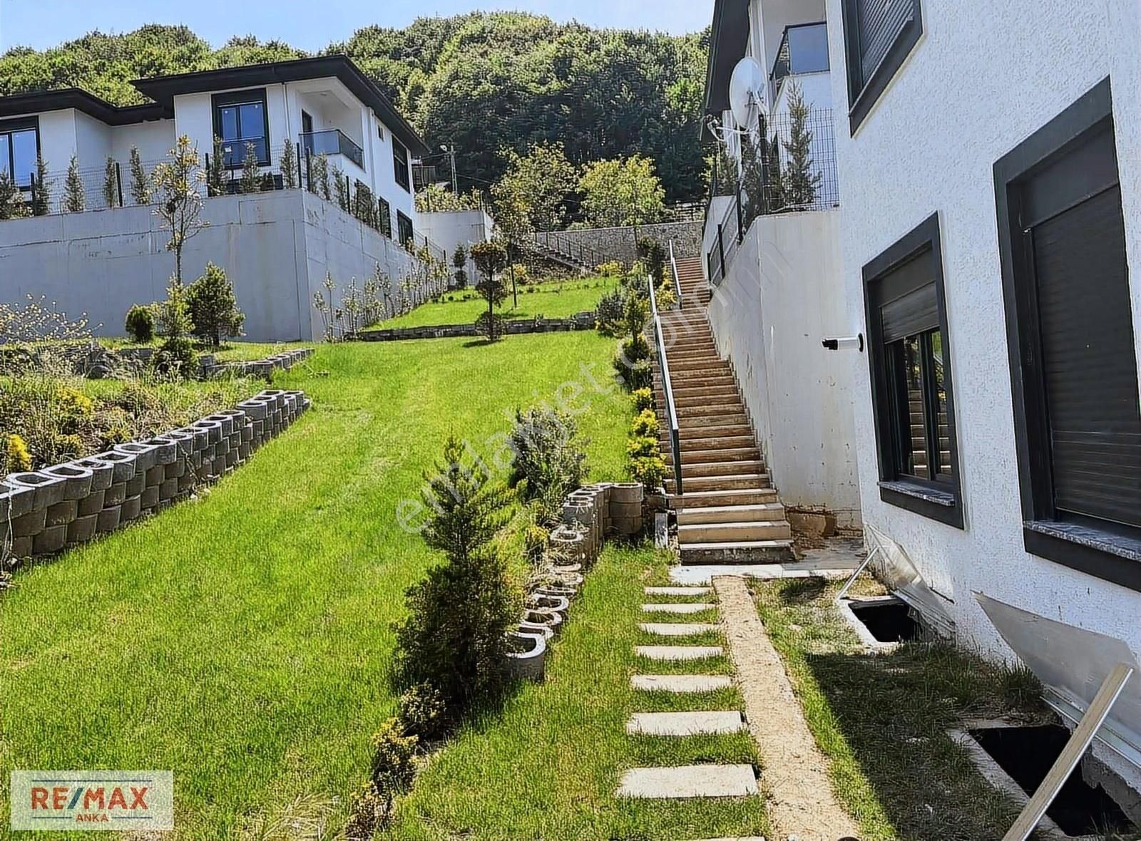 Remax Anka Dan Yeniköyde Muhteşem Doğa İçinde 4+1 Satılık Villa