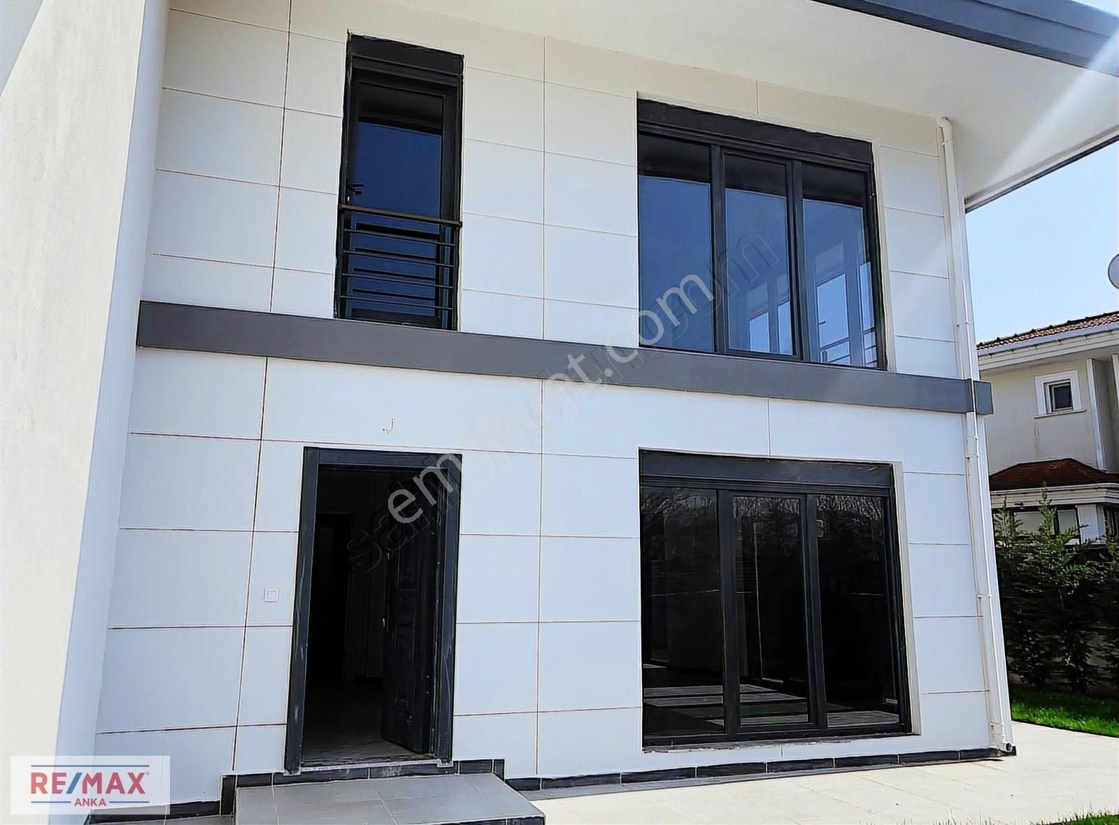 Remax Anka'dan Şile Merkezde Satılık 4+1 Havuzlu Villa