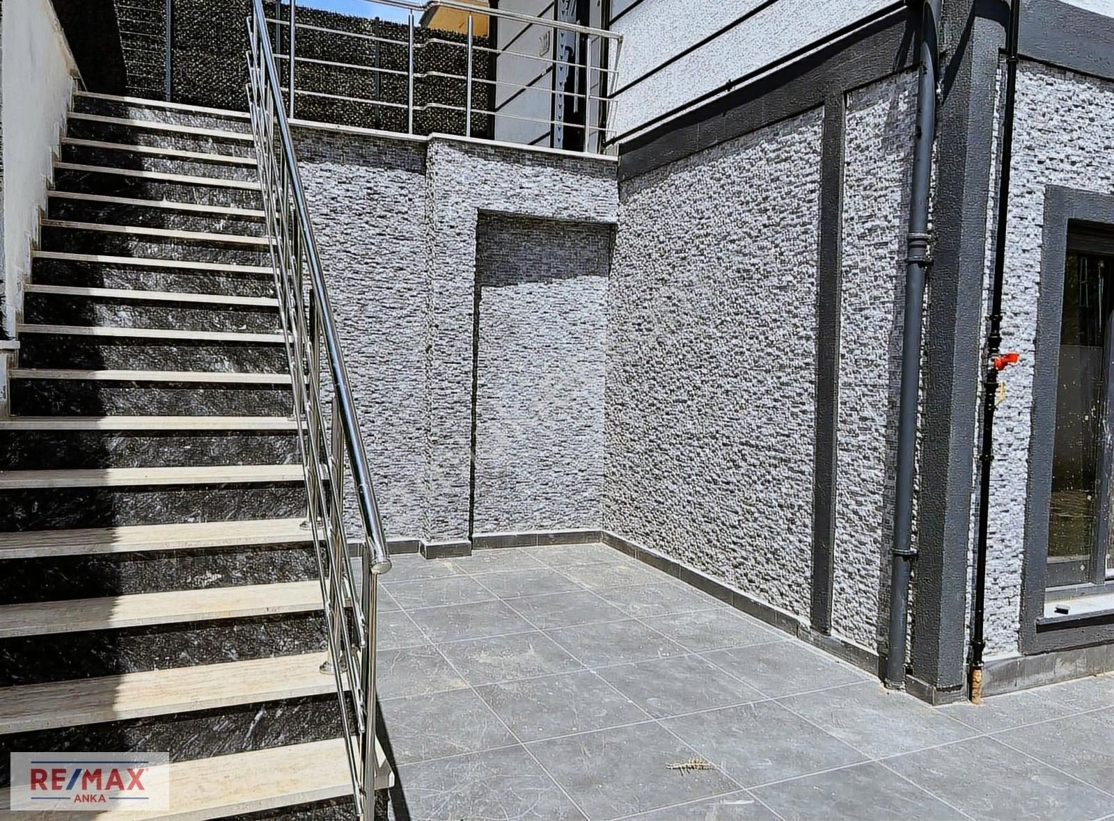 Remax Anka'dan Havuzlu Büyük Bahçeli Sıfır 6+1 Tribleks Villa