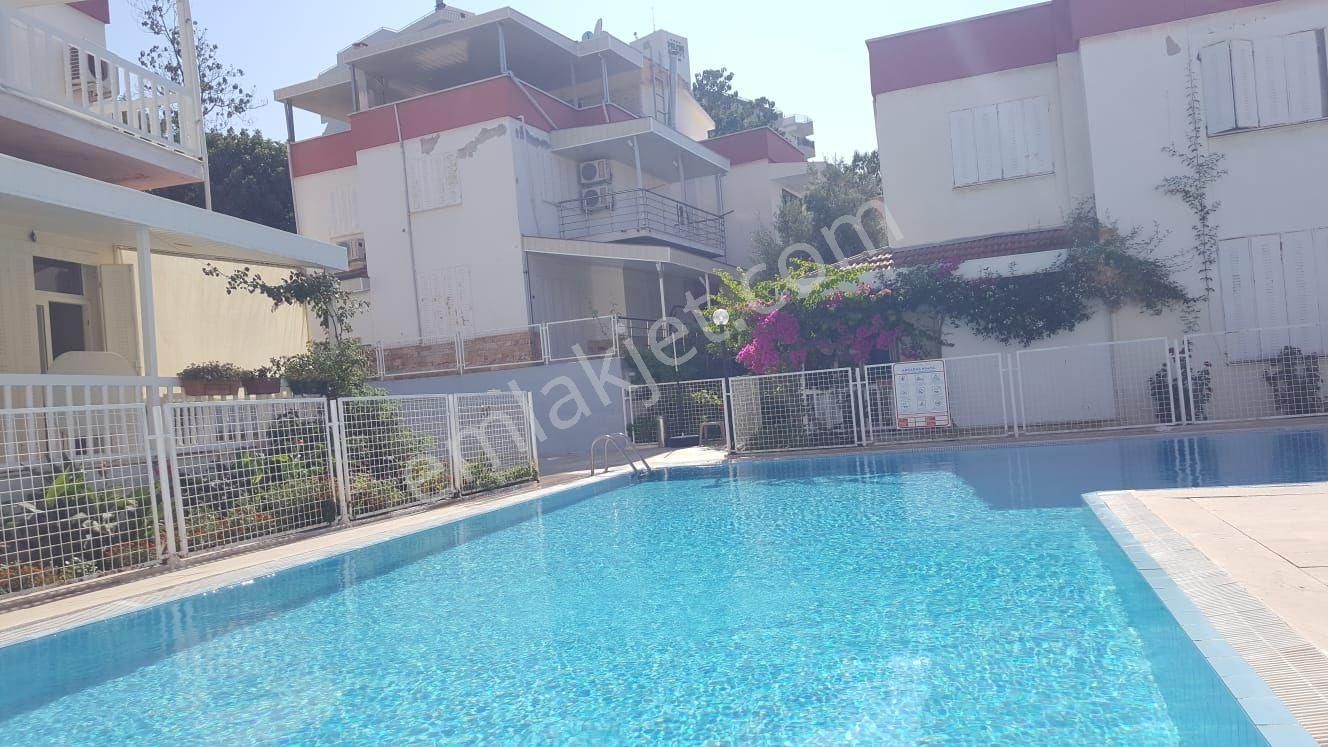 Havuzlu Site Plaja Yakın 3+1 Çift Banyolu Villa