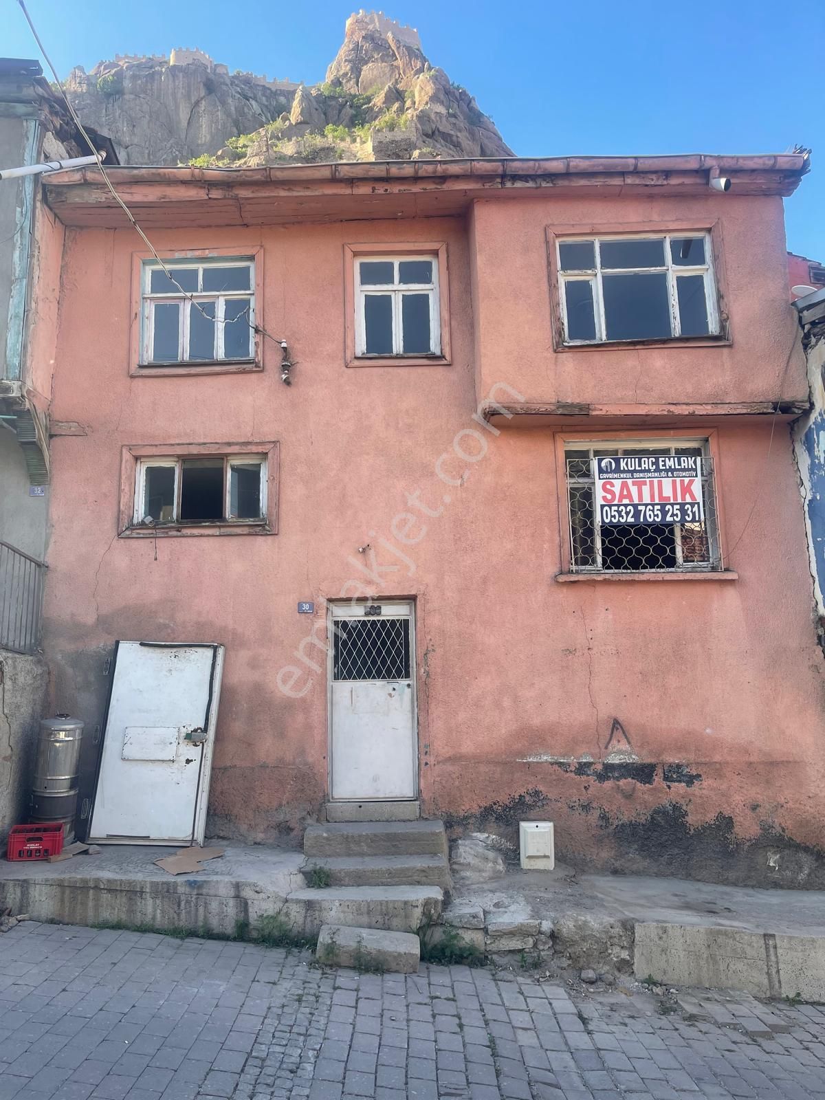 Kulaç Emlaktan Satılık Avlulu 2 Katlı Müstakil Ev