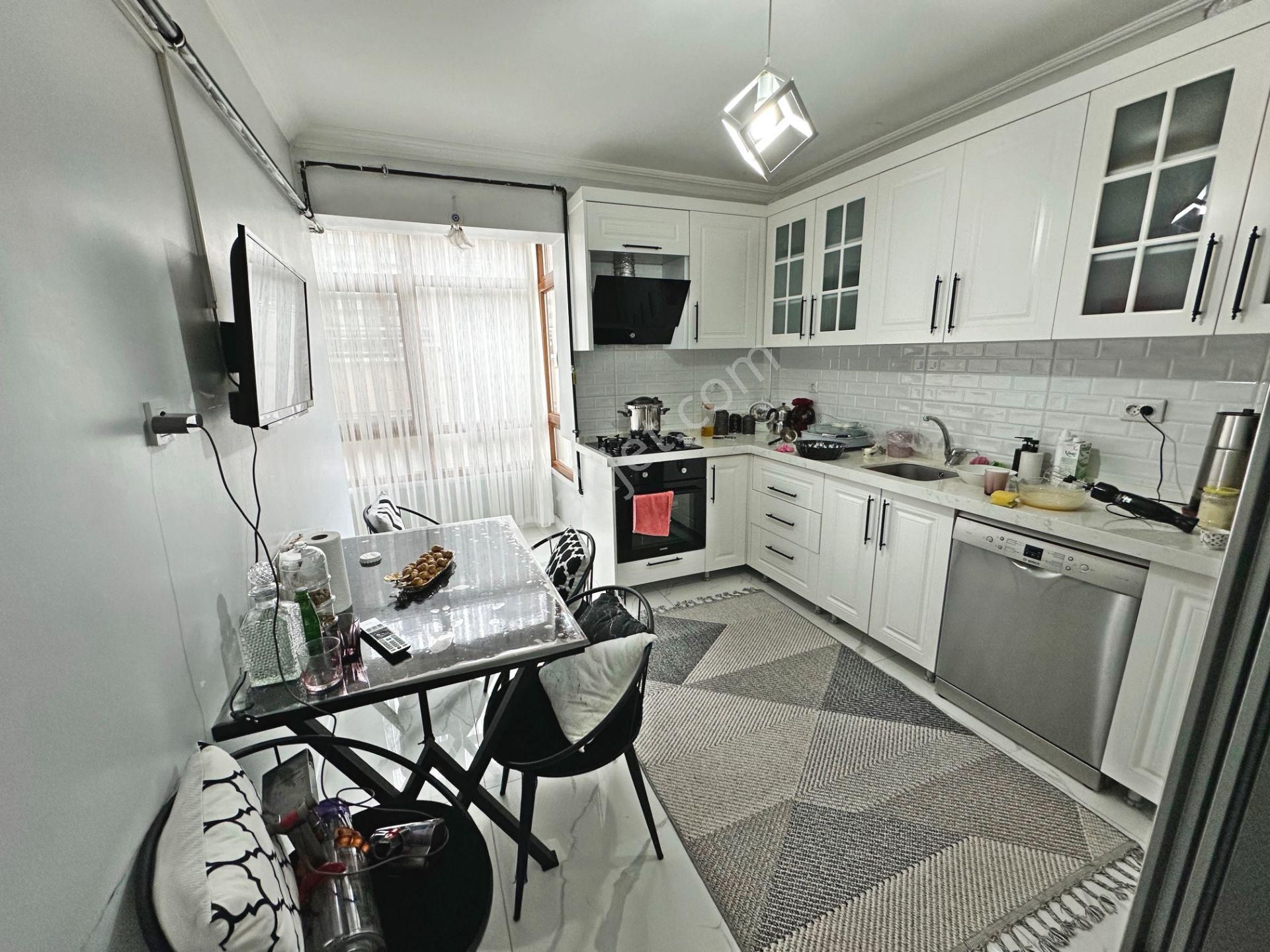 Şafaktepe Park Yakını Ara Kat Ön Cephede Full Yapılı 3+1 Satılık Daire