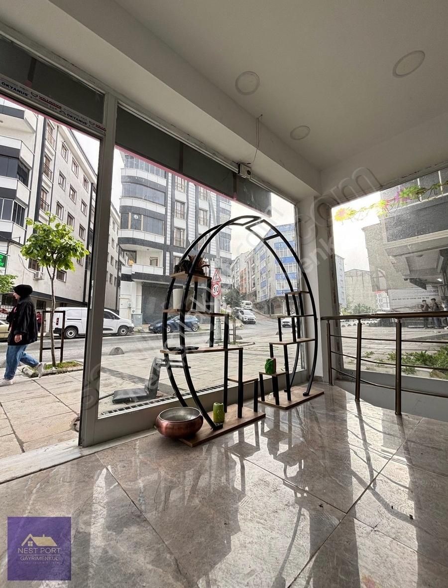 Arnavutköy'de Cadde Üzerinde İşlek Konumda 160 M² Dükkan!
