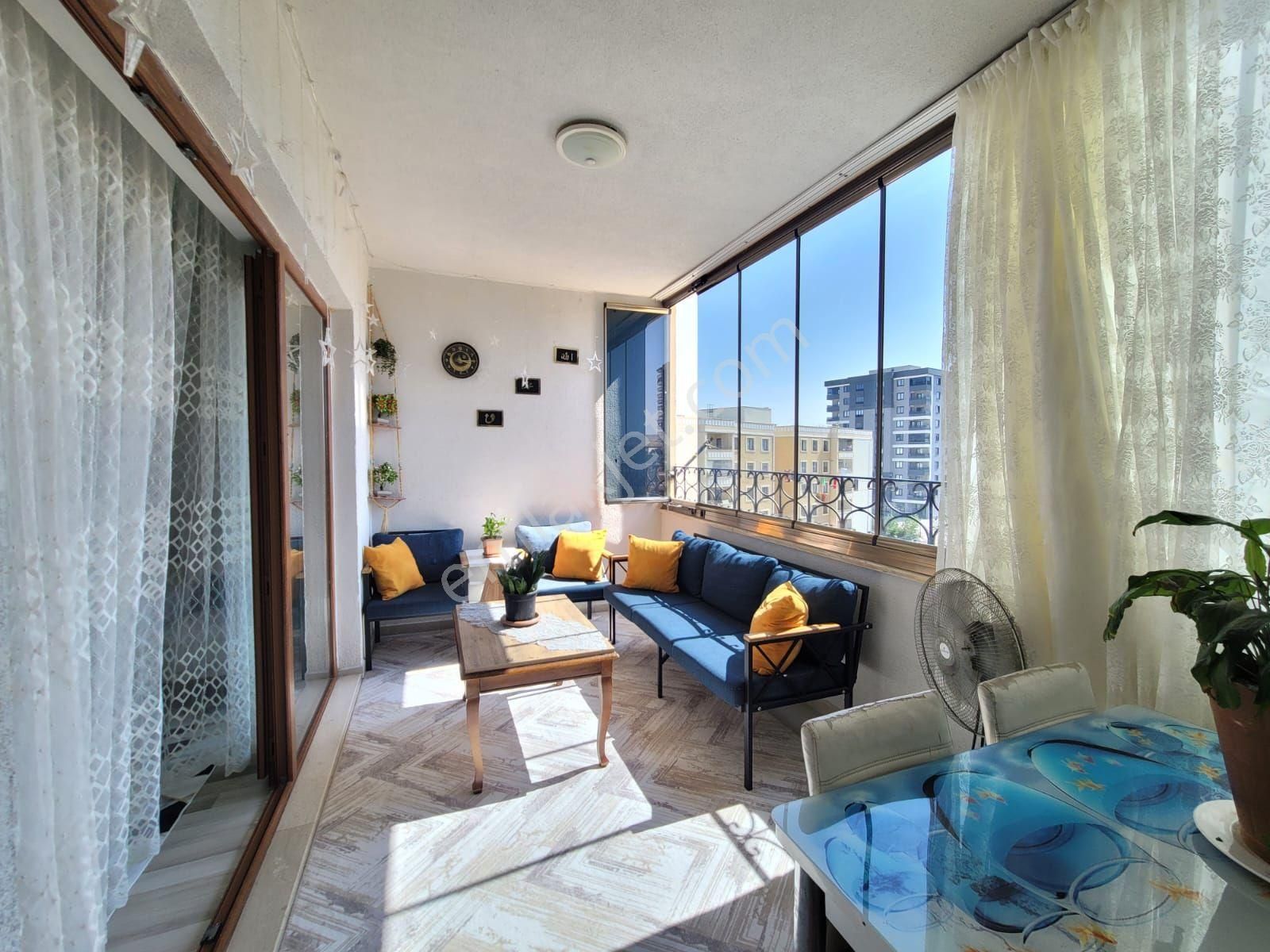Cadde Seyran'dan Satılık 2+1 97m2 Arakat Cam Balkonlu Wc Ayrıldı