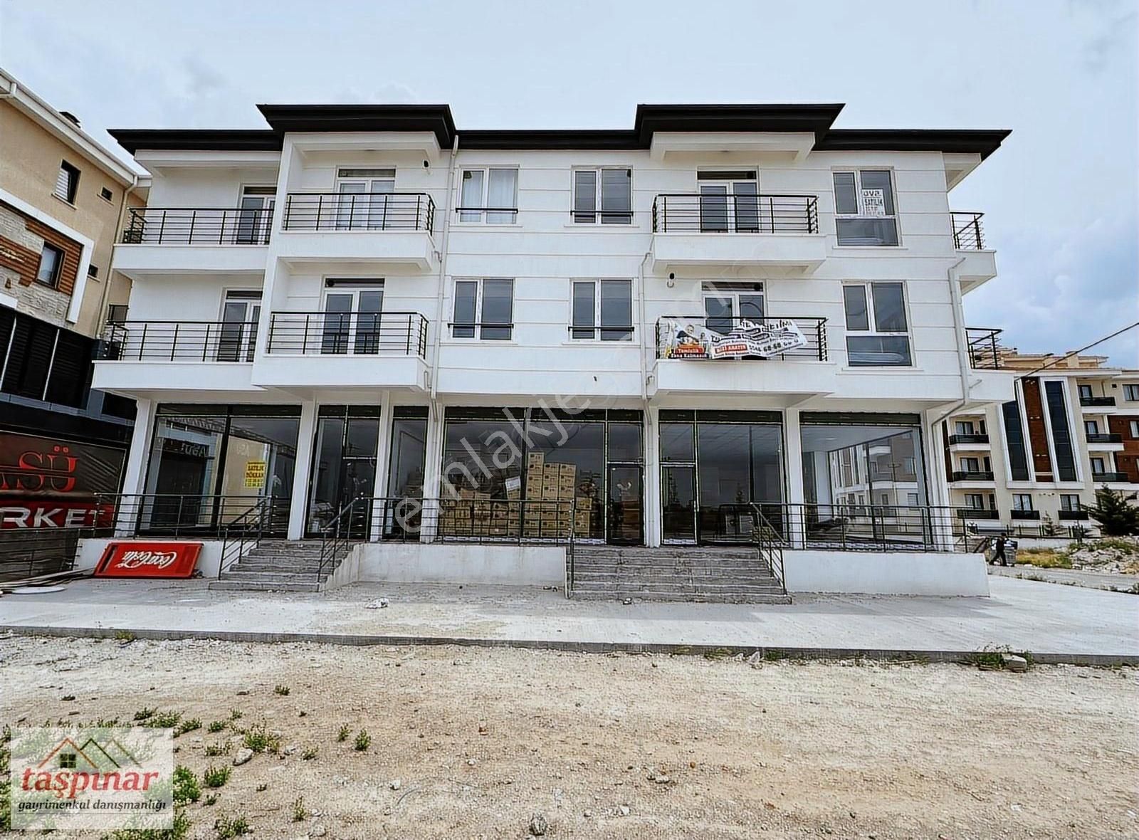 Üniversite Bölgesinde 1+1 Ful Eşyalı Yola Cephe Satılık Daire