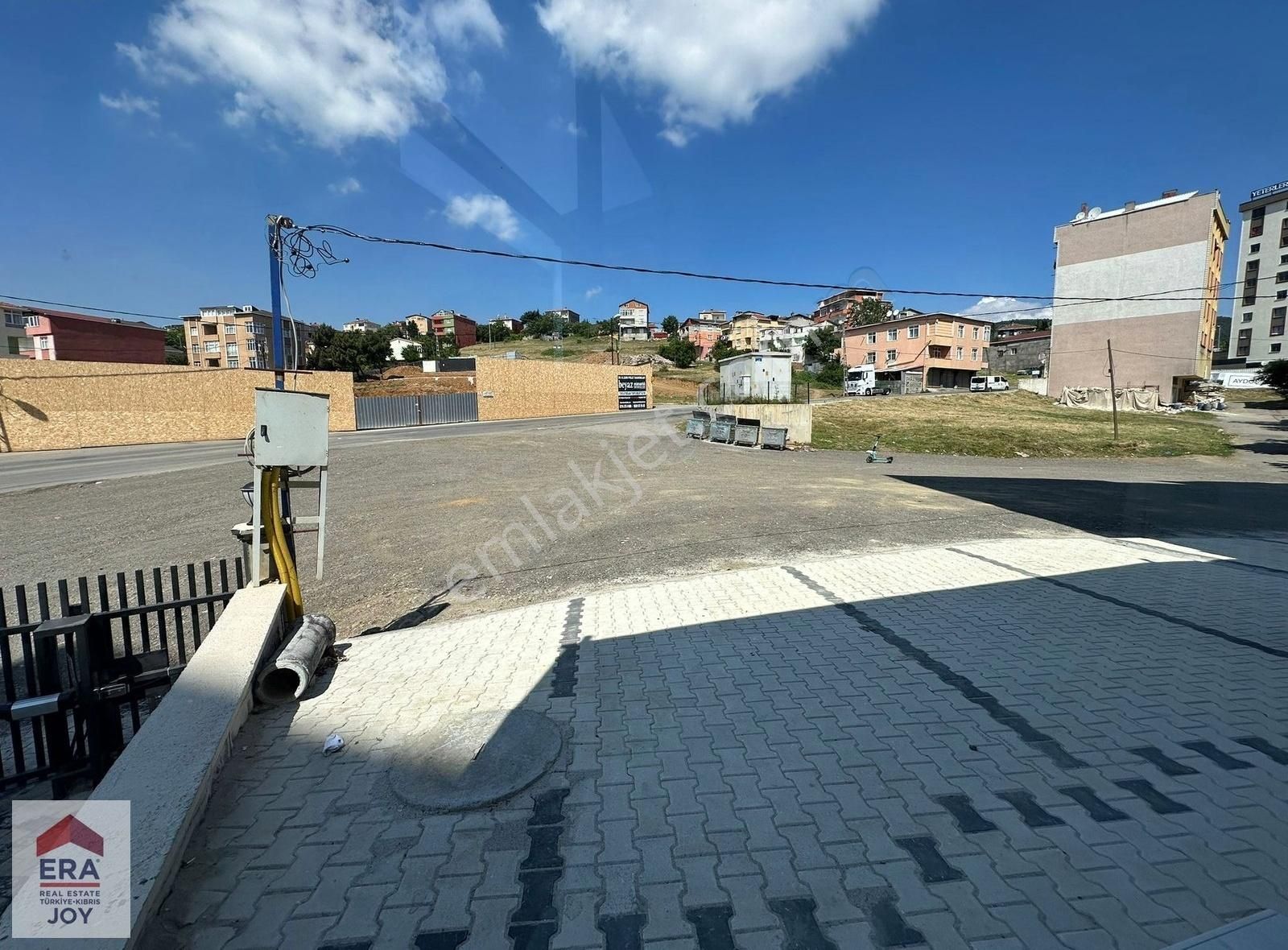 Pendik Sülüntepe'de Cadde Cepheli Kiralık Dükkan