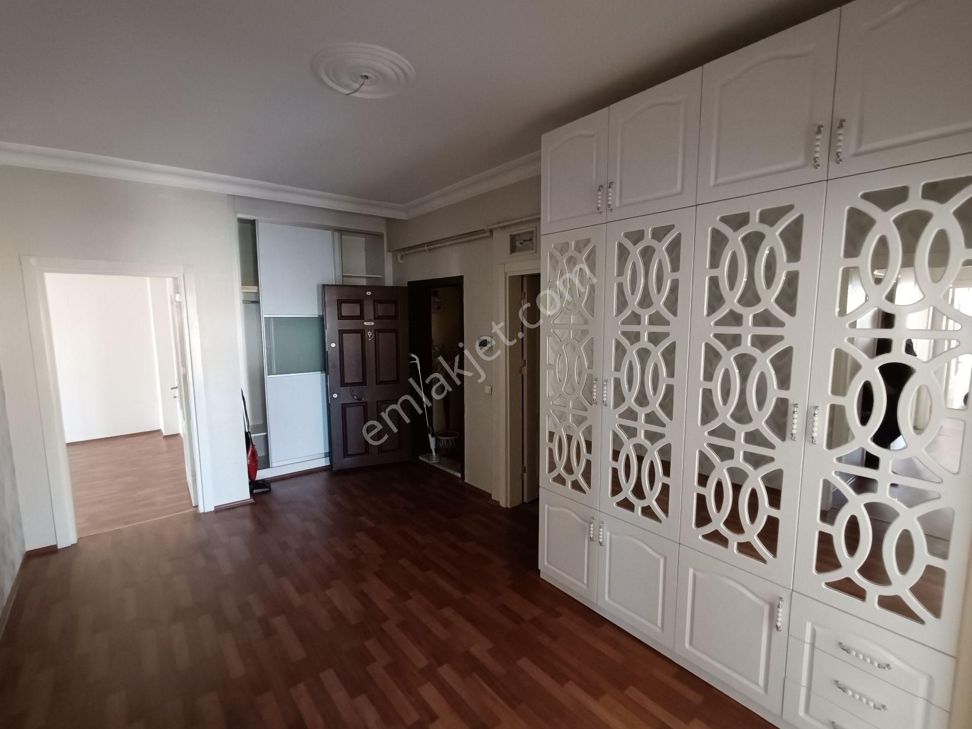 Azılıoğlu Gayrimenkul Den Real Karşısında Kiralık 4+1 Daire