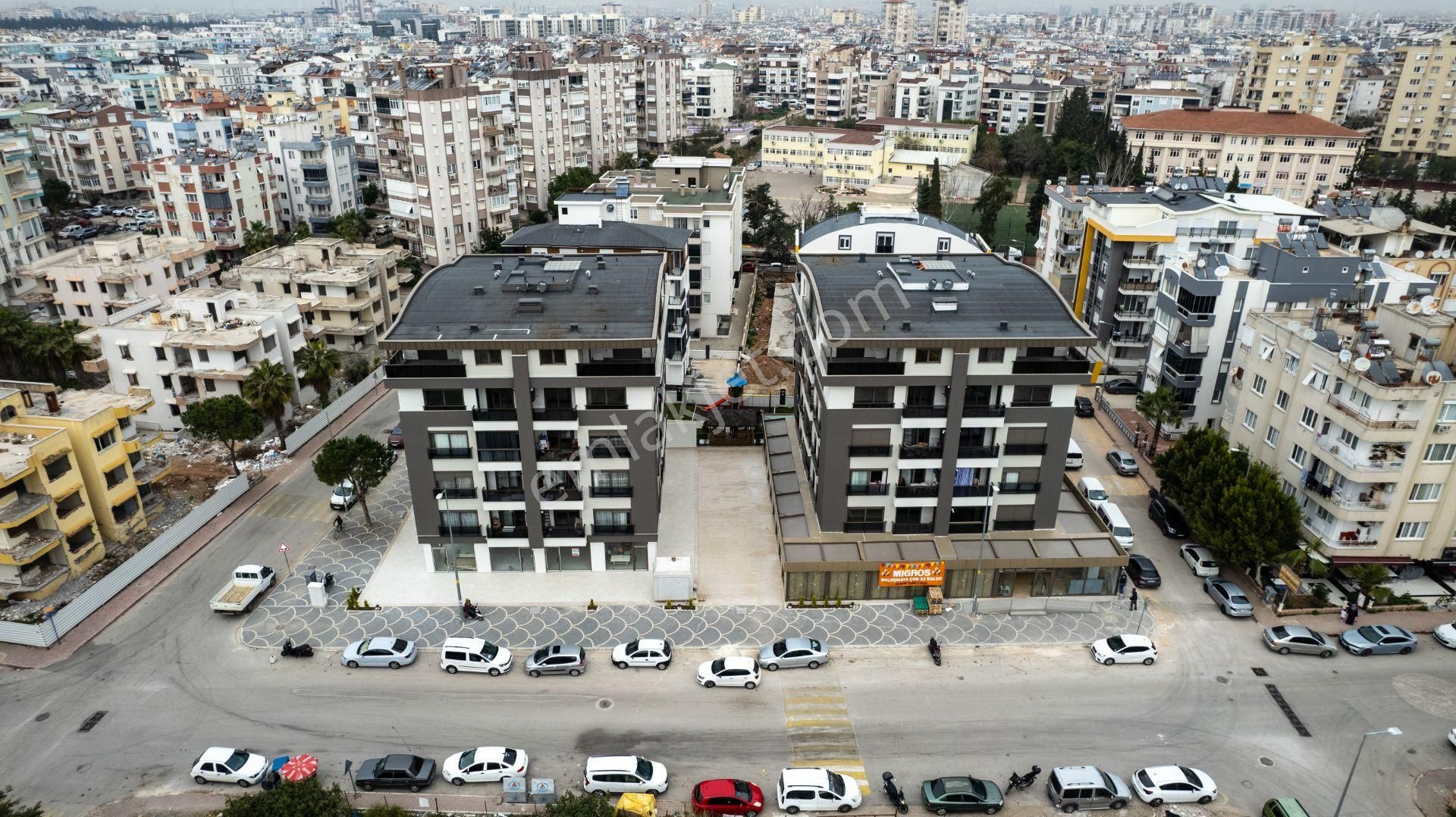 Meydankavşağı Delux Meydan Sitesinde Kapalı Otoparklı Geniş 2+1 Daire