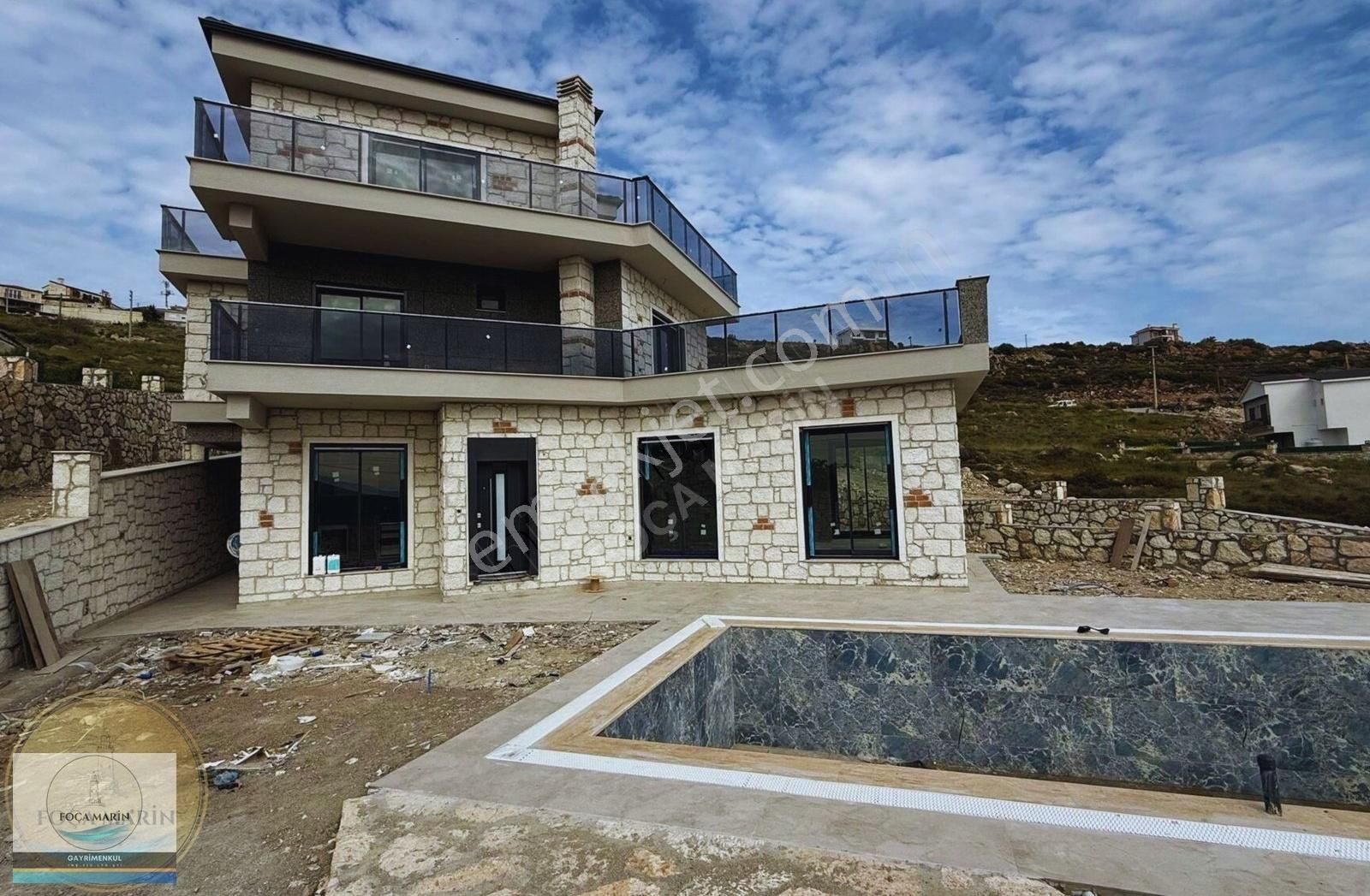 Foça' Da 720 M2 Bahçeli 5+1 Havuzlu Müstakil Villa