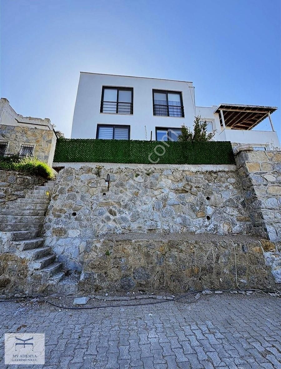 Bodrum-gümüşlükte Geniş Bir Dublex 2+1 Ebeveyn Banyolu
