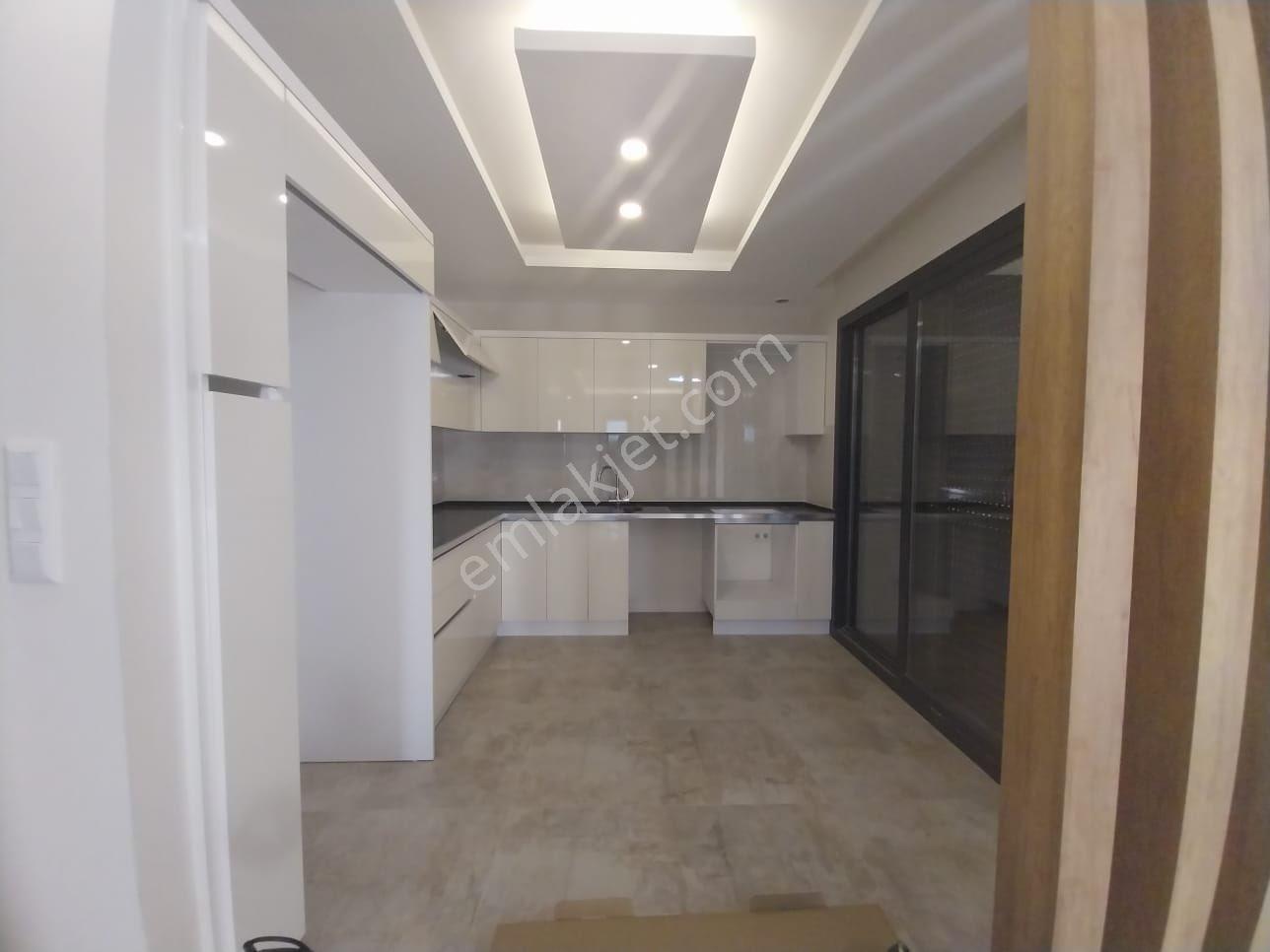 Kuşadası Yaylaköy'de Geniş Bahçeli,sıfır 7+1 Lüks Villa - Görsel 4