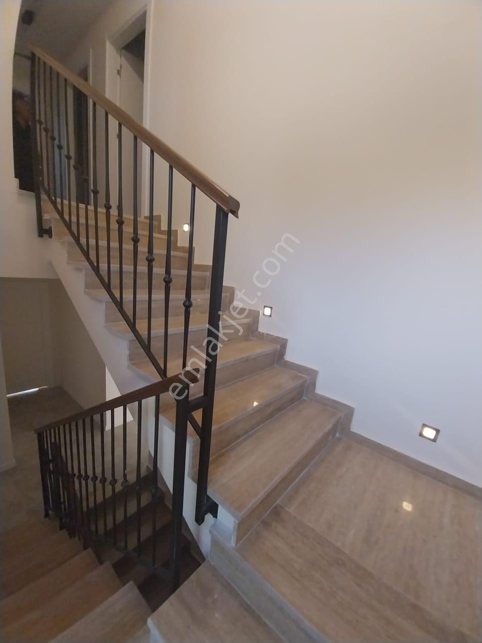 Kuşadası Yaylaköy'de Geniş Bahçeli,sıfır 7+1 Lüks Villa - Görsel 20