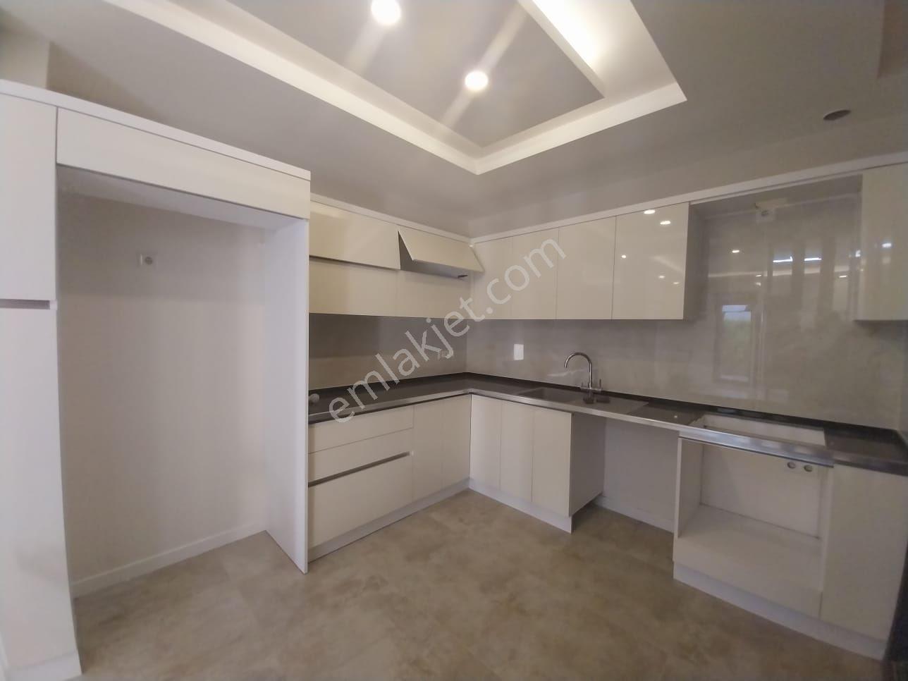 Kuşadası Yaylaköy'de Geniş Bahçeli,sıfır 7+1 Lüks Villa - Görsel 5