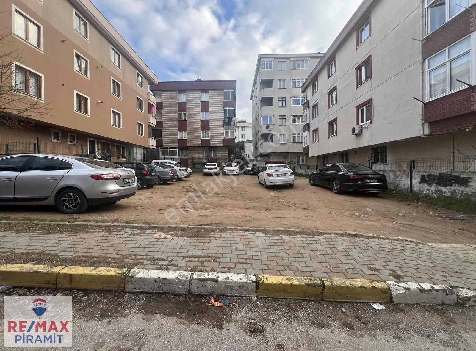 Pendik Güzelyalı 29 Mayıs Caddesinde Konut İmarlı 378 M2 Arsa