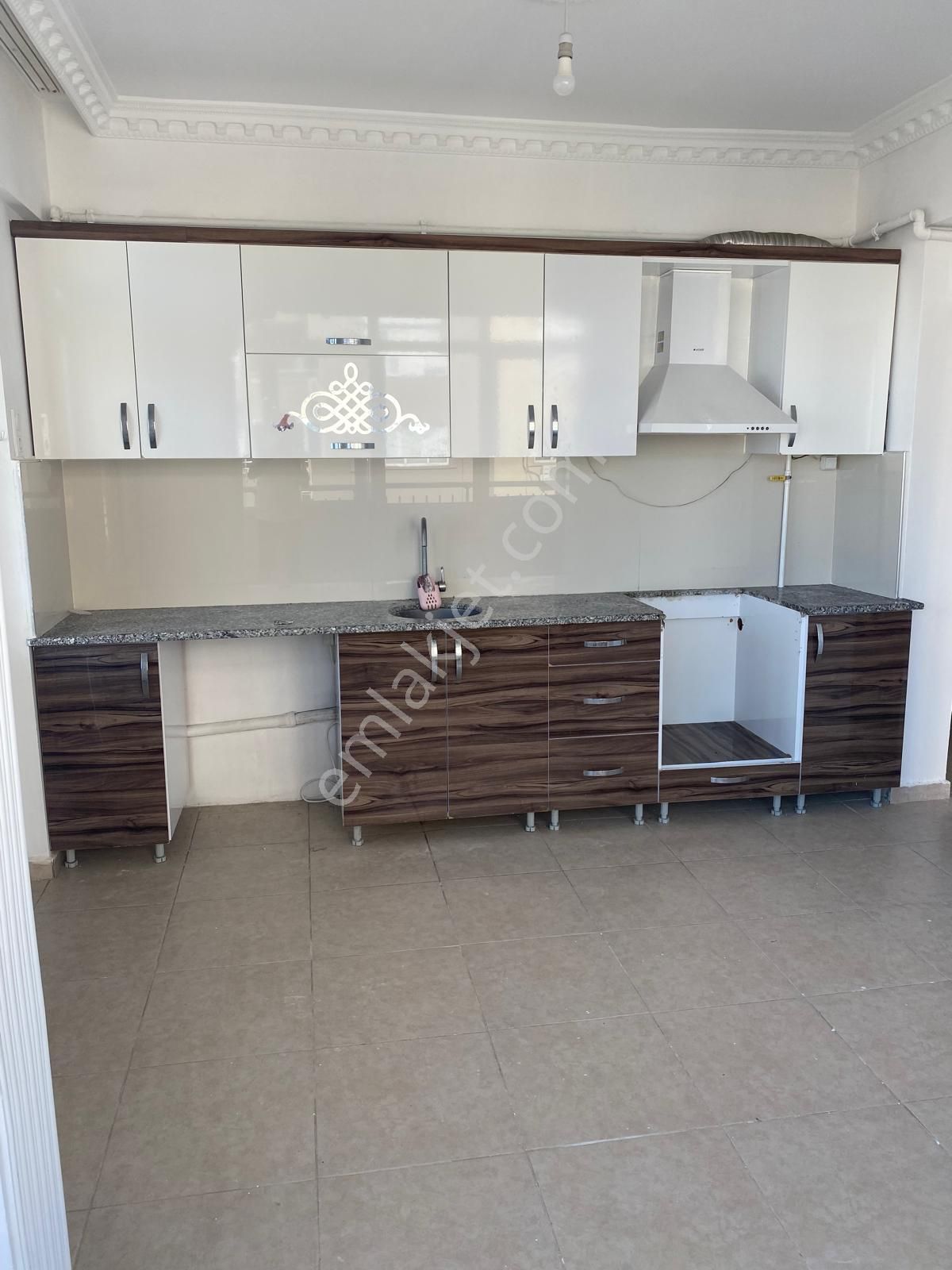 Site İçi Ebeveyn Banyolu Geniş D.gaz Kombili Asansörlü 3+1