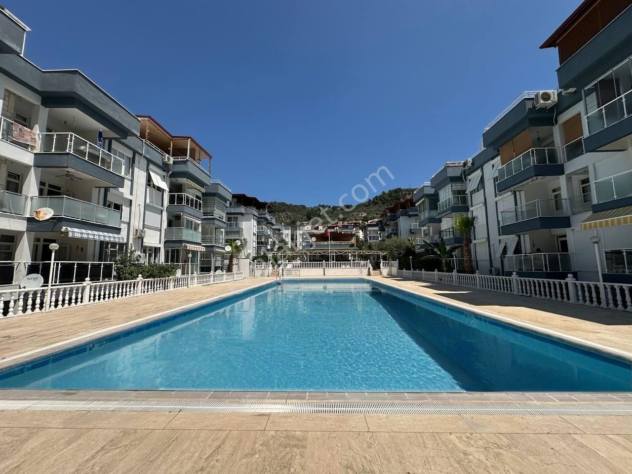 Altınoluk’ta Denize 50 Metre Mesafede Havuzlu Site İçerisinde Kiralık 2+1 Daire