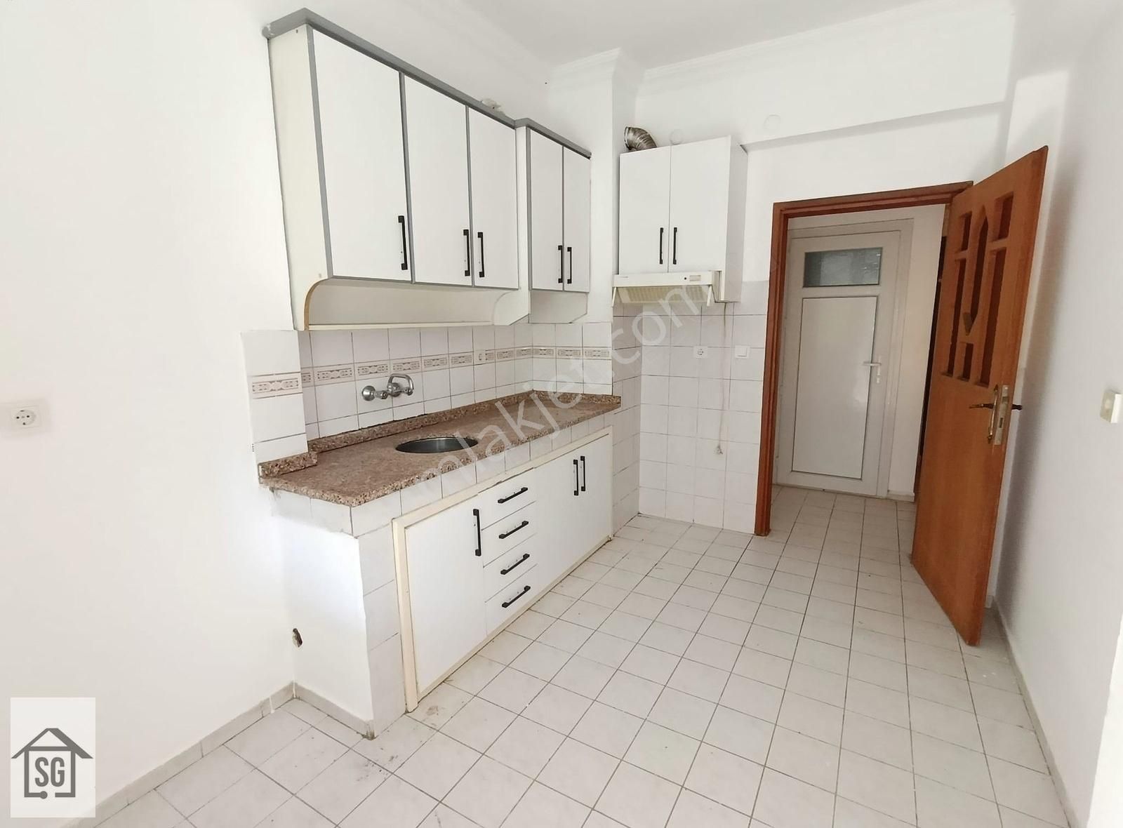 Yeşilırmak Caddesi Üzerinde, Tramvay Durağı Önünde Kiralık 2+1