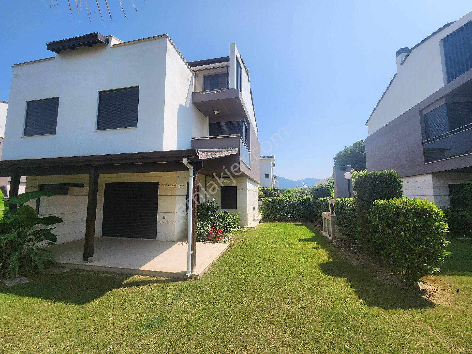 Denize Yakın 4+1 Havuzlu Site De Satılık Yazlık Villa