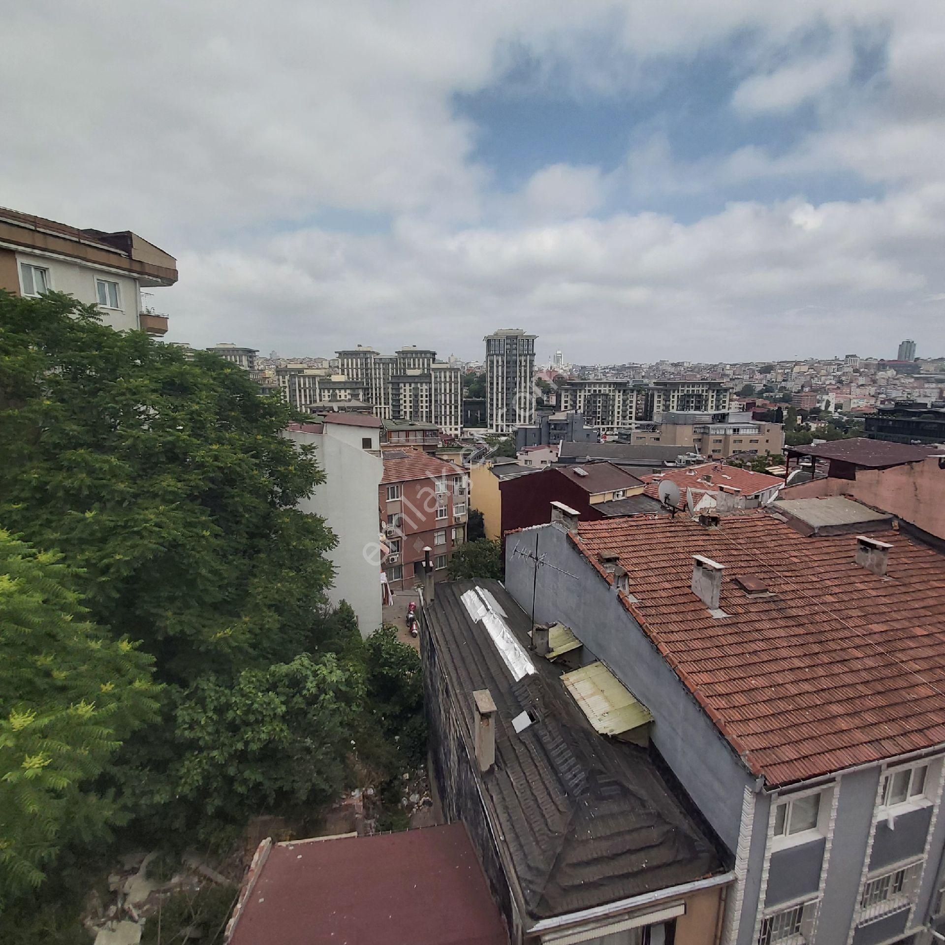 Beyoğlu Kasımpaşa Kaptanpaşa Mah Doğalgazlı 1+1 Daıre Kat 5
